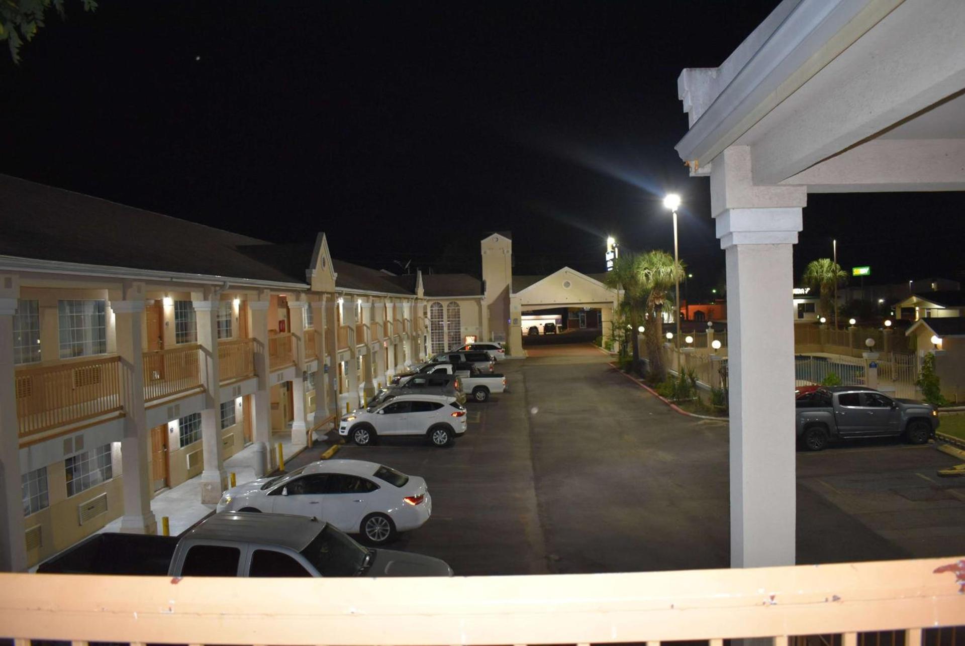 Days Inn by Wyndham Nacogdoches/SFA University/Downtown photo 4