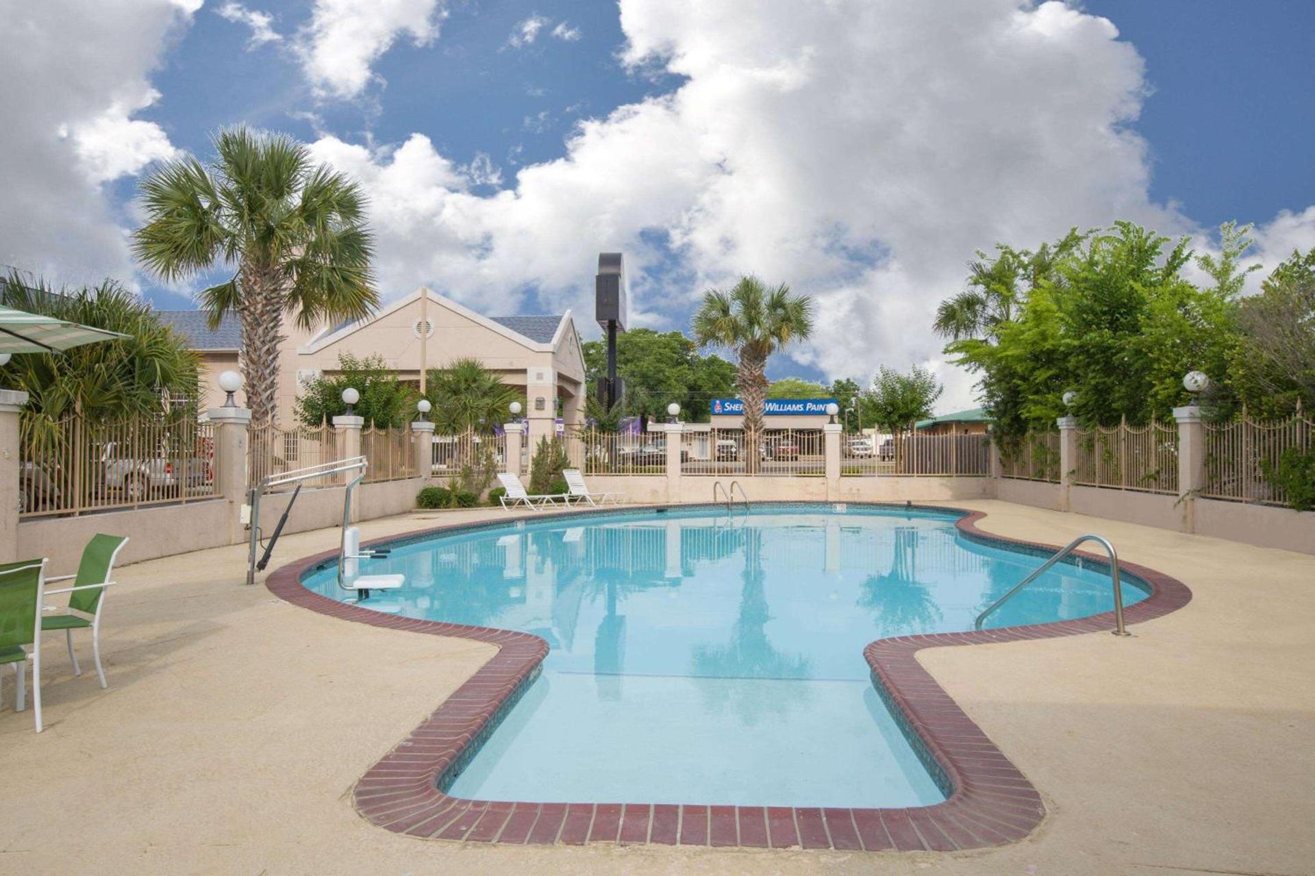 Days Inn by Wyndham Nacogdoches/SFA University/Downtown photo 7