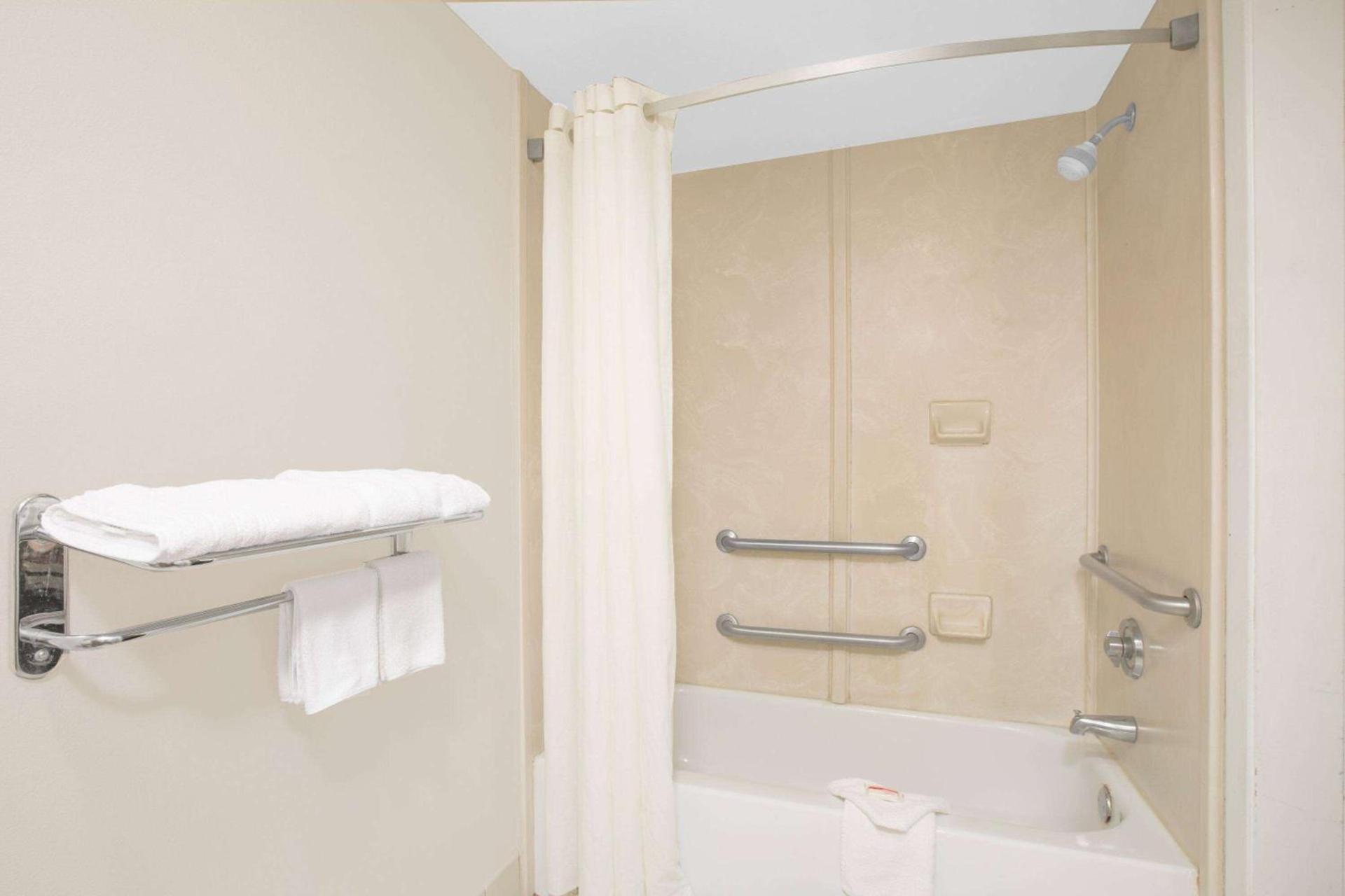 Days Inn by Wyndham Nacogdoches/SFA University/Downtown photo 8