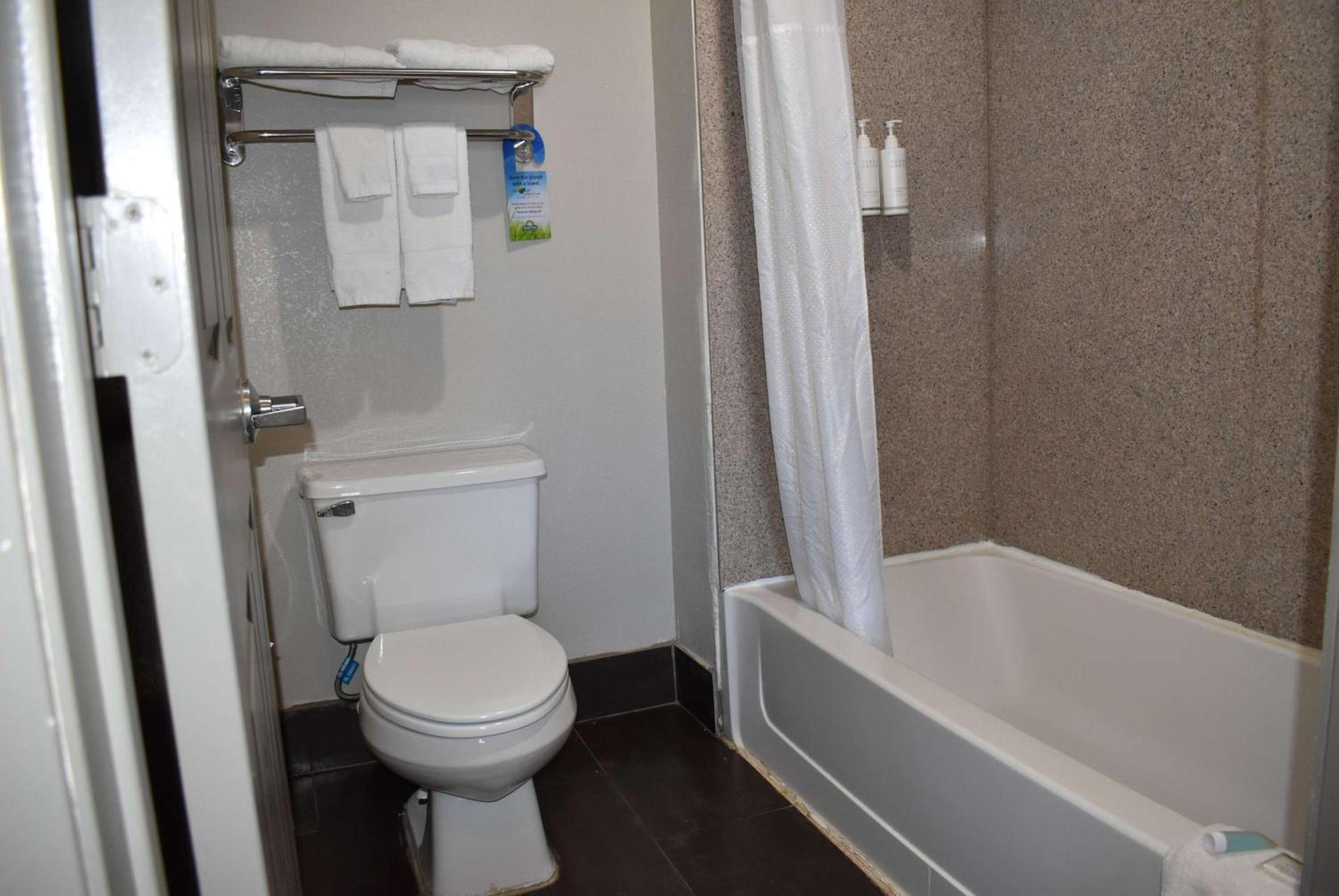 Days Inn by Wyndham Nacogdoches/SFA University/Downtown photo 25