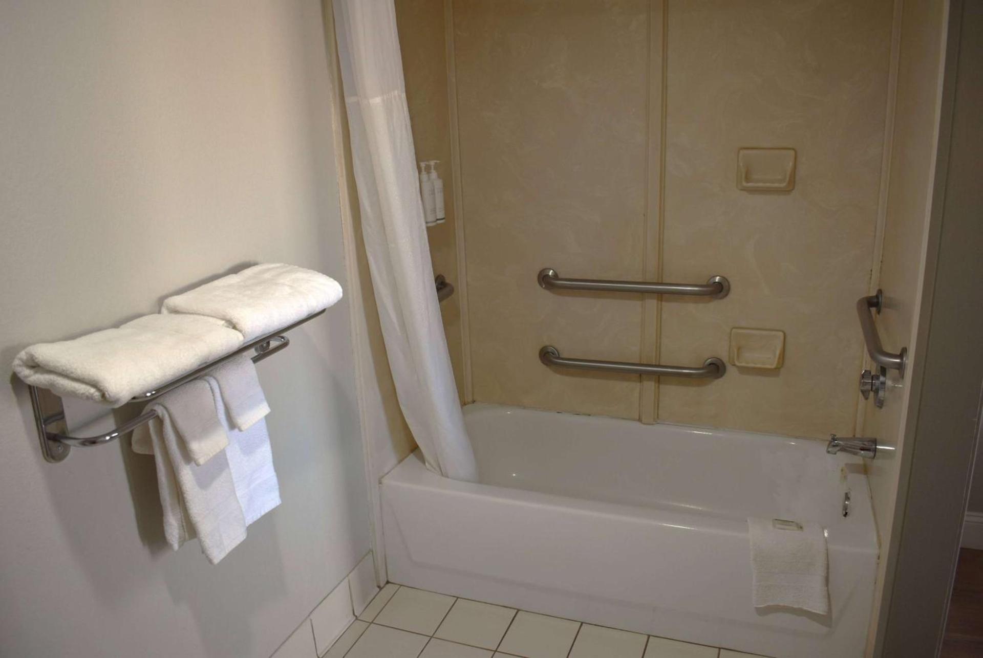 Days Inn by Wyndham Nacogdoches/SFA University/Downtown photo 23