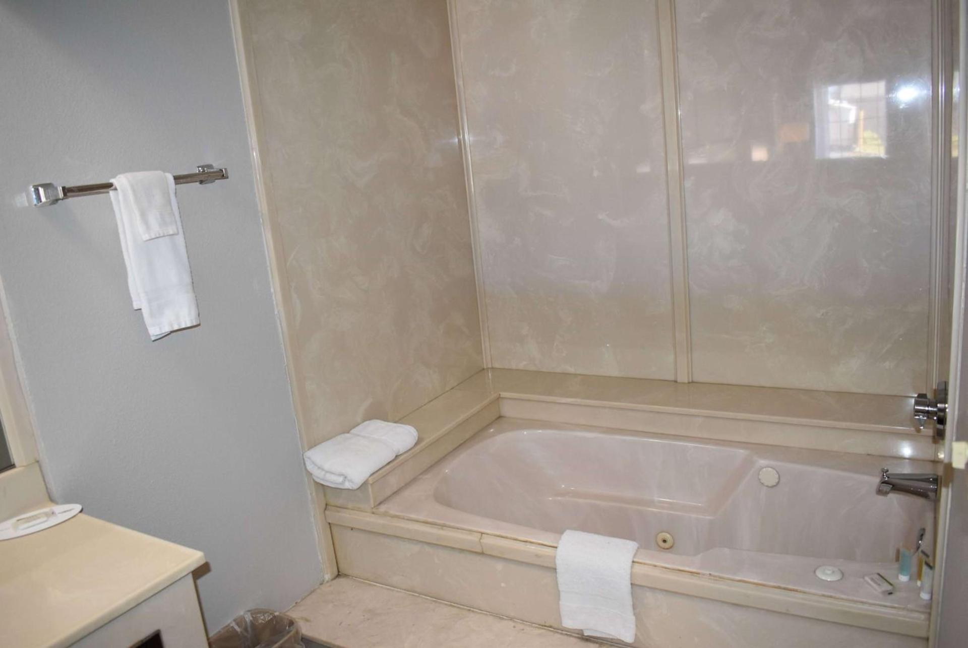 Days Inn by Wyndham Nacogdoches/SFA University/Downtown photo 26