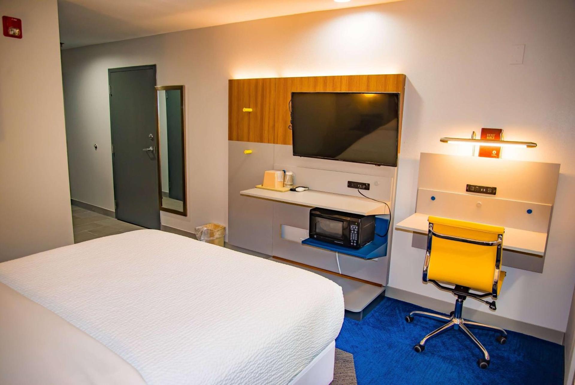 Microtel Inn & Suites by Wyndham Daphne photo 28