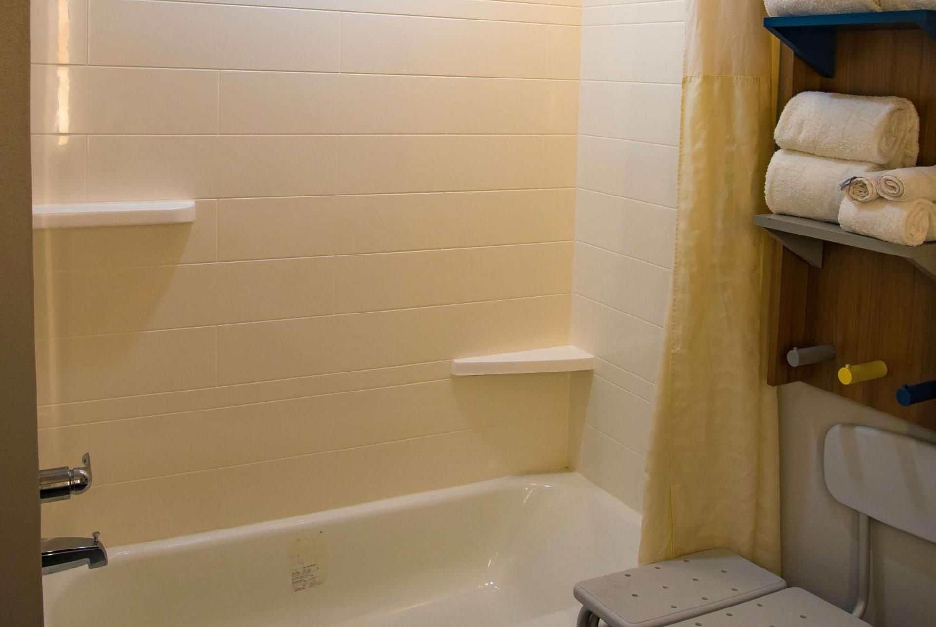 Microtel Inn & Suites by Wyndham Daphne photo 11