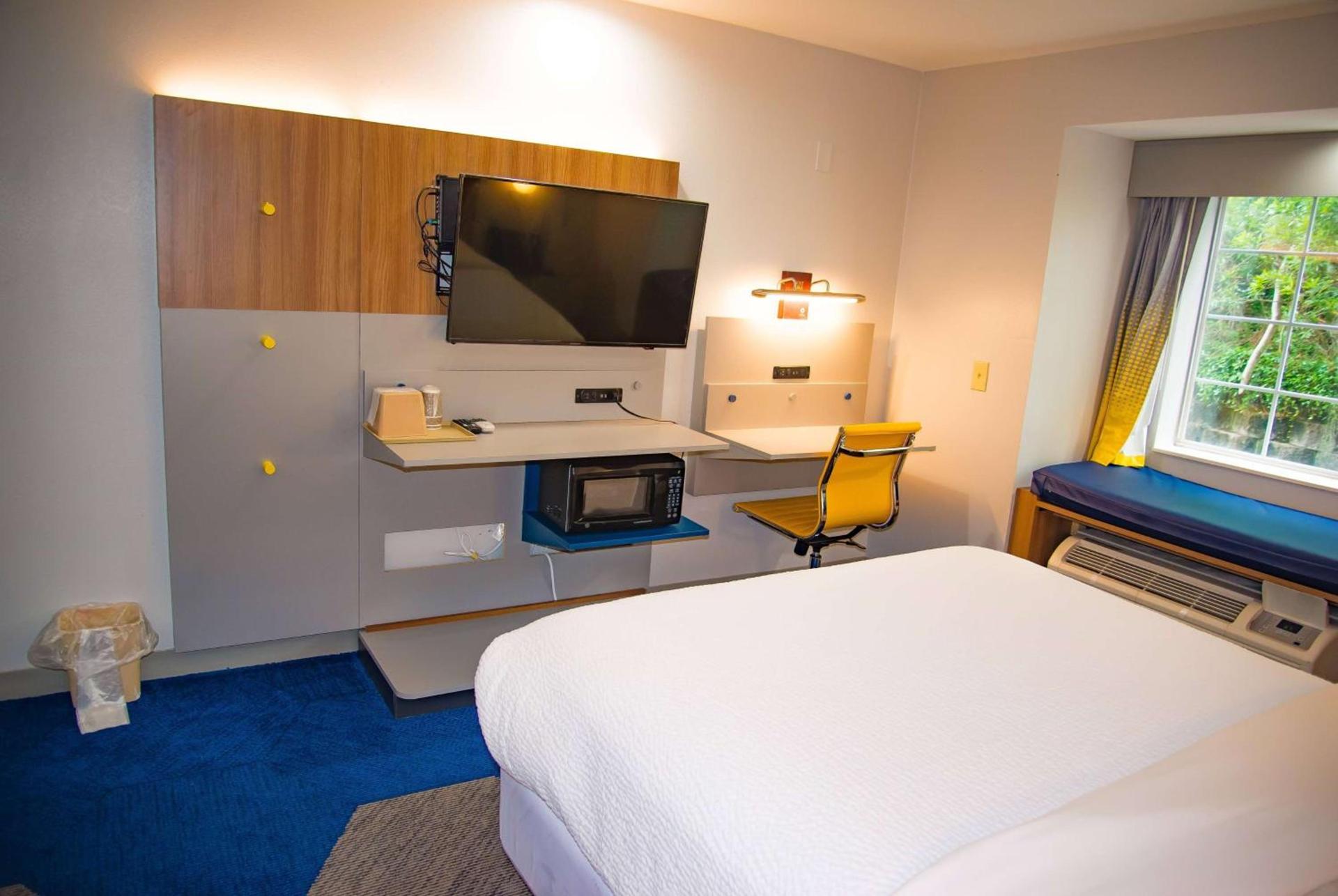 Microtel Inn & Suites by Wyndham Daphne photo 9