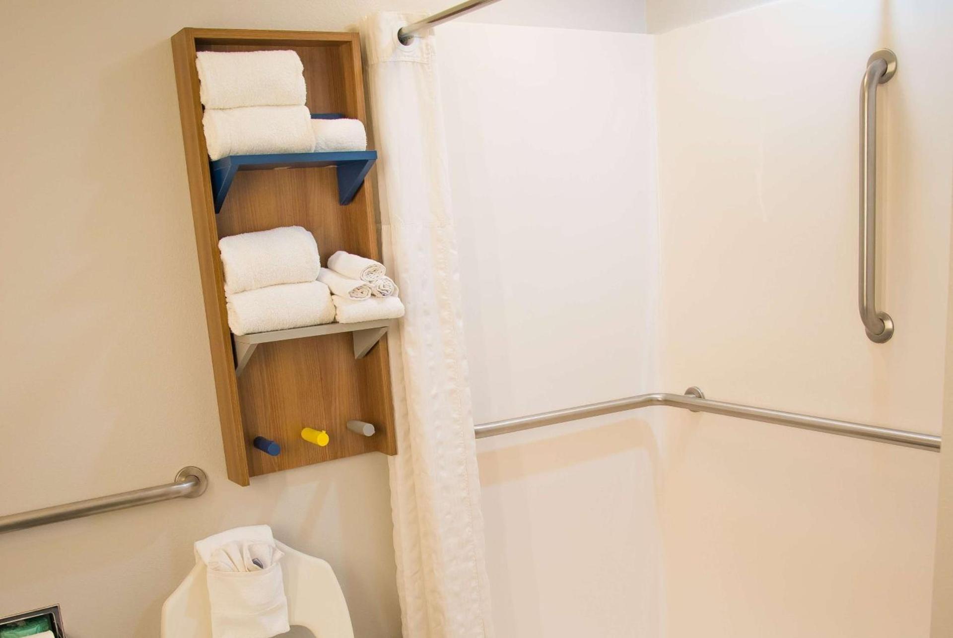 Microtel Inn & Suites by Wyndham Daphne photo 12