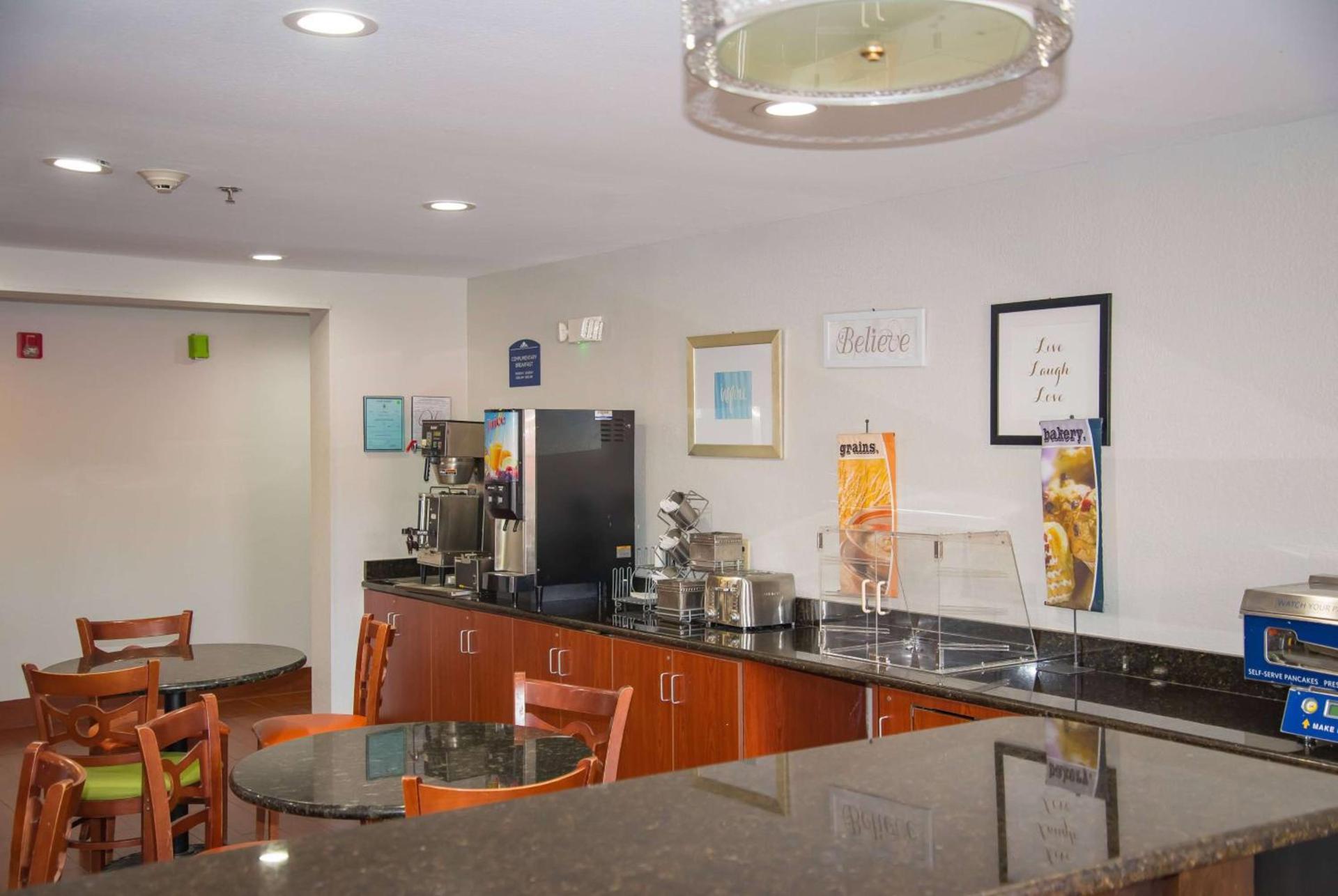 Microtel Inn & Suites by Wyndham Daphne photo 16