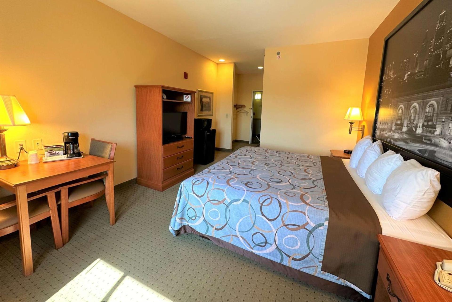 Super 8 by Wyndham Topeka at Forbes Landing photo 7