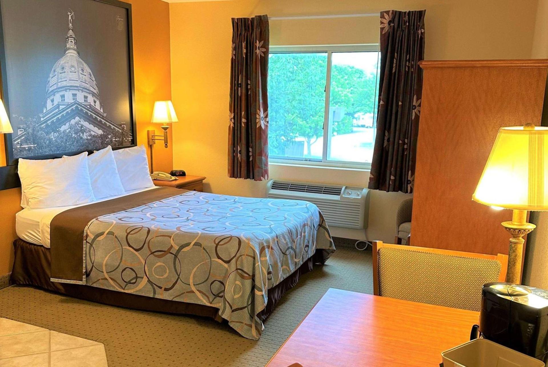 Super 8 by Wyndham Topeka at Forbes Landing photo 8