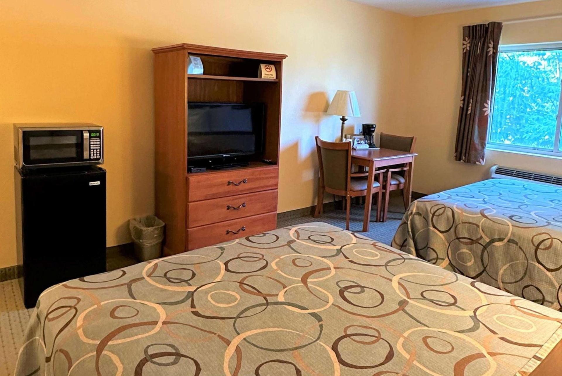 Super 8 by Wyndham Topeka at Forbes Landing photo 18