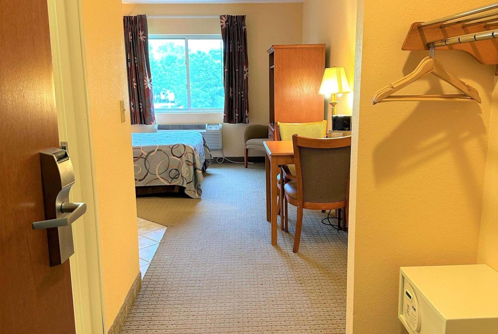 Super 8 by Wyndham Topeka at Forbes Landing photo 15
