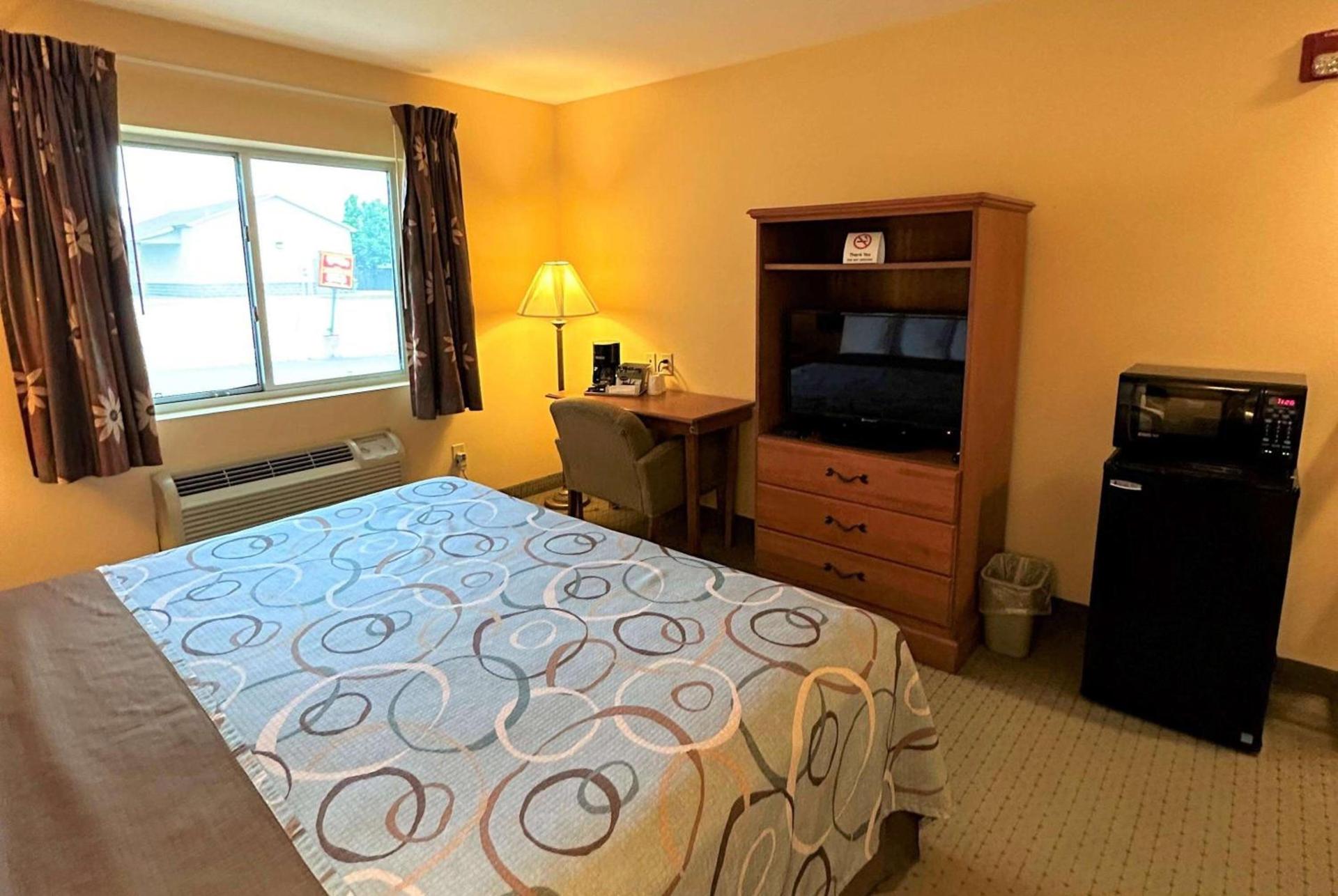 Super 8 by Wyndham Topeka at Forbes Landing photo 19