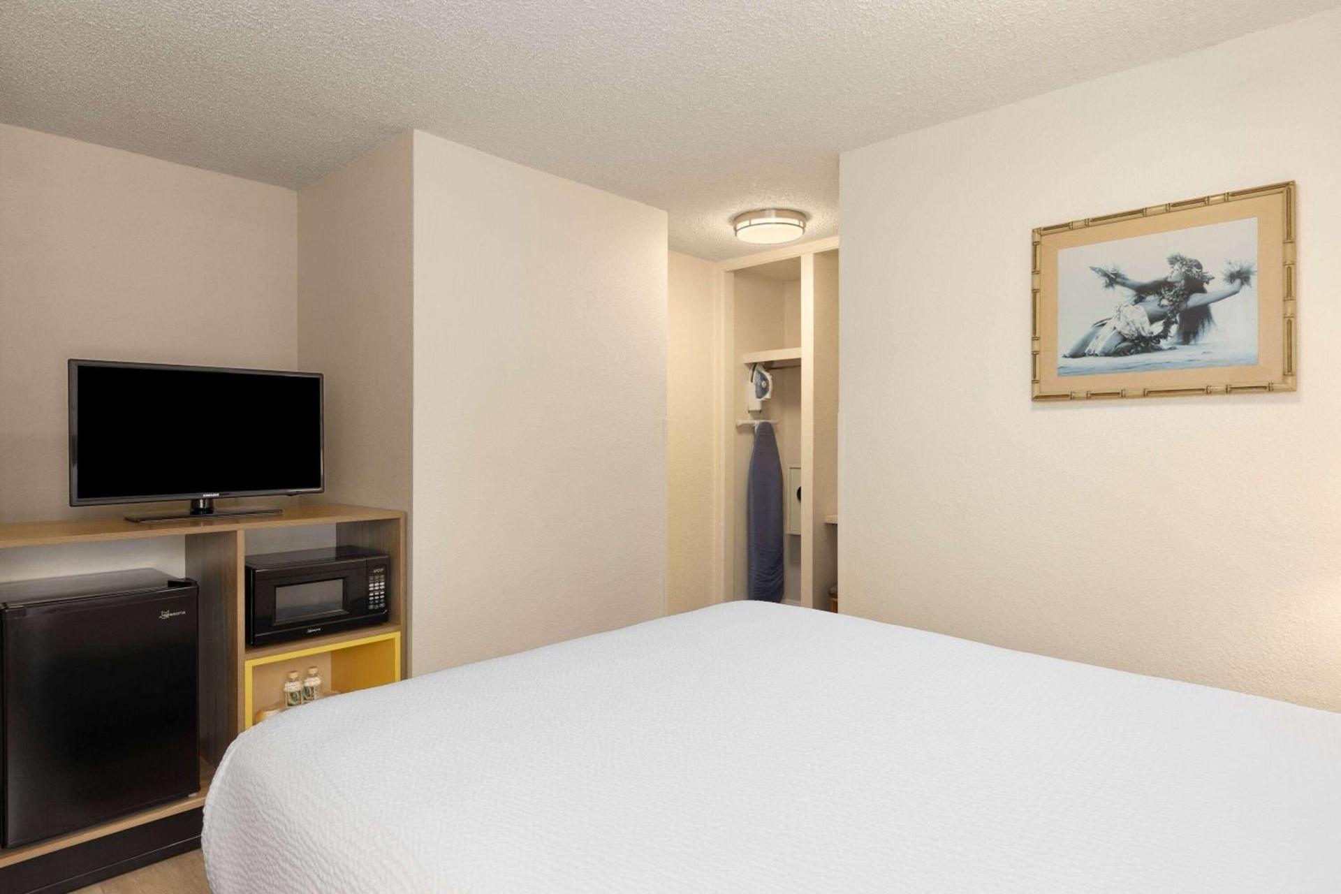 Days Inn by Wyndham Maui Oceanfront photo 27