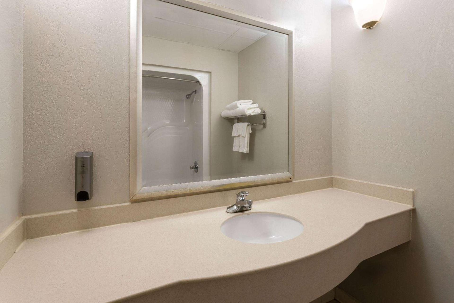 Days Inn & Suites by Wyndham Albany photo 16