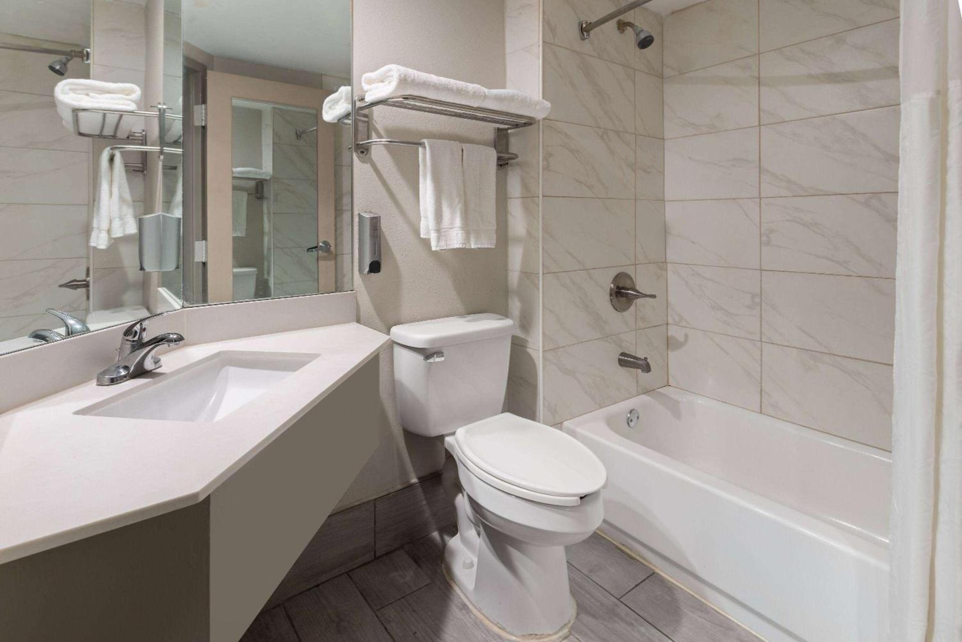 Days Inn & Suites by Wyndham Albany photo 17