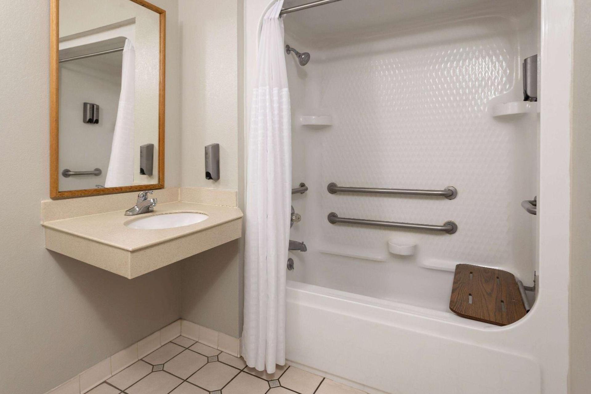 Days Inn & Suites by Wyndham Albany photo 19