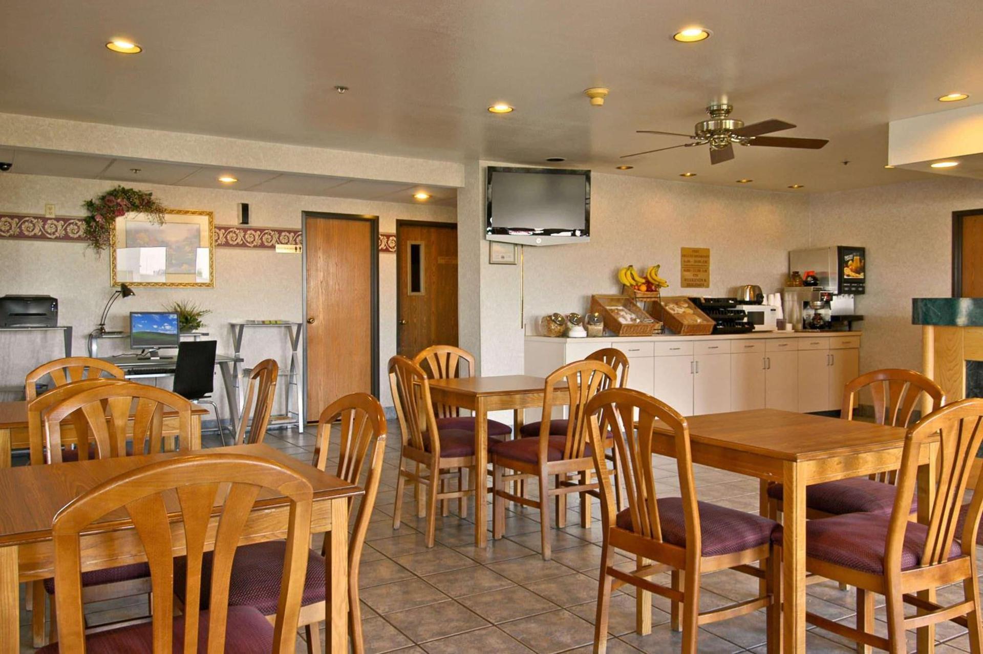 Baymont by Wyndham Tuscola photo 7
