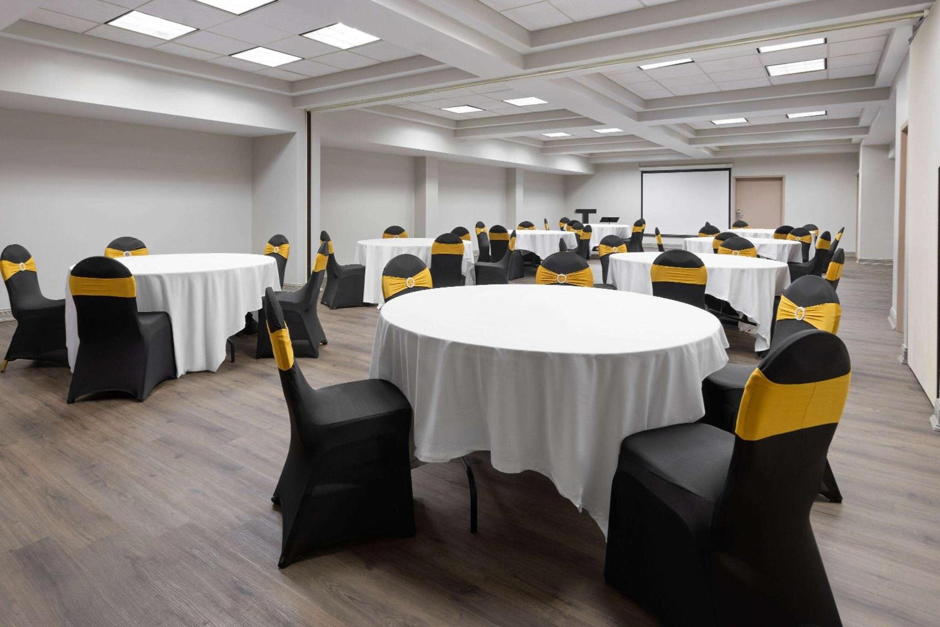 Days Inn & Suites by Wyndham Albany photo 47