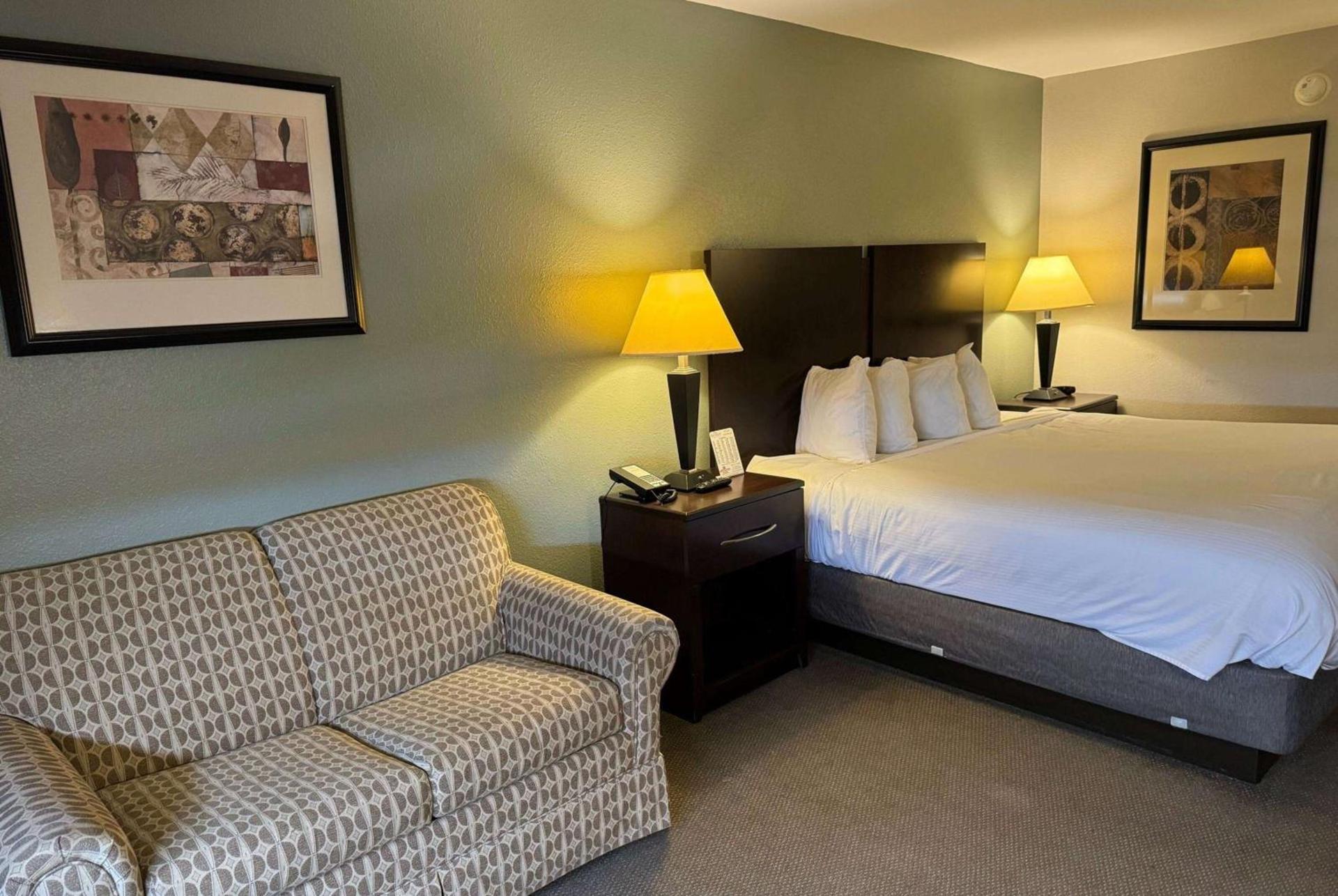 Baymont by Wyndham Tuscola photo 15