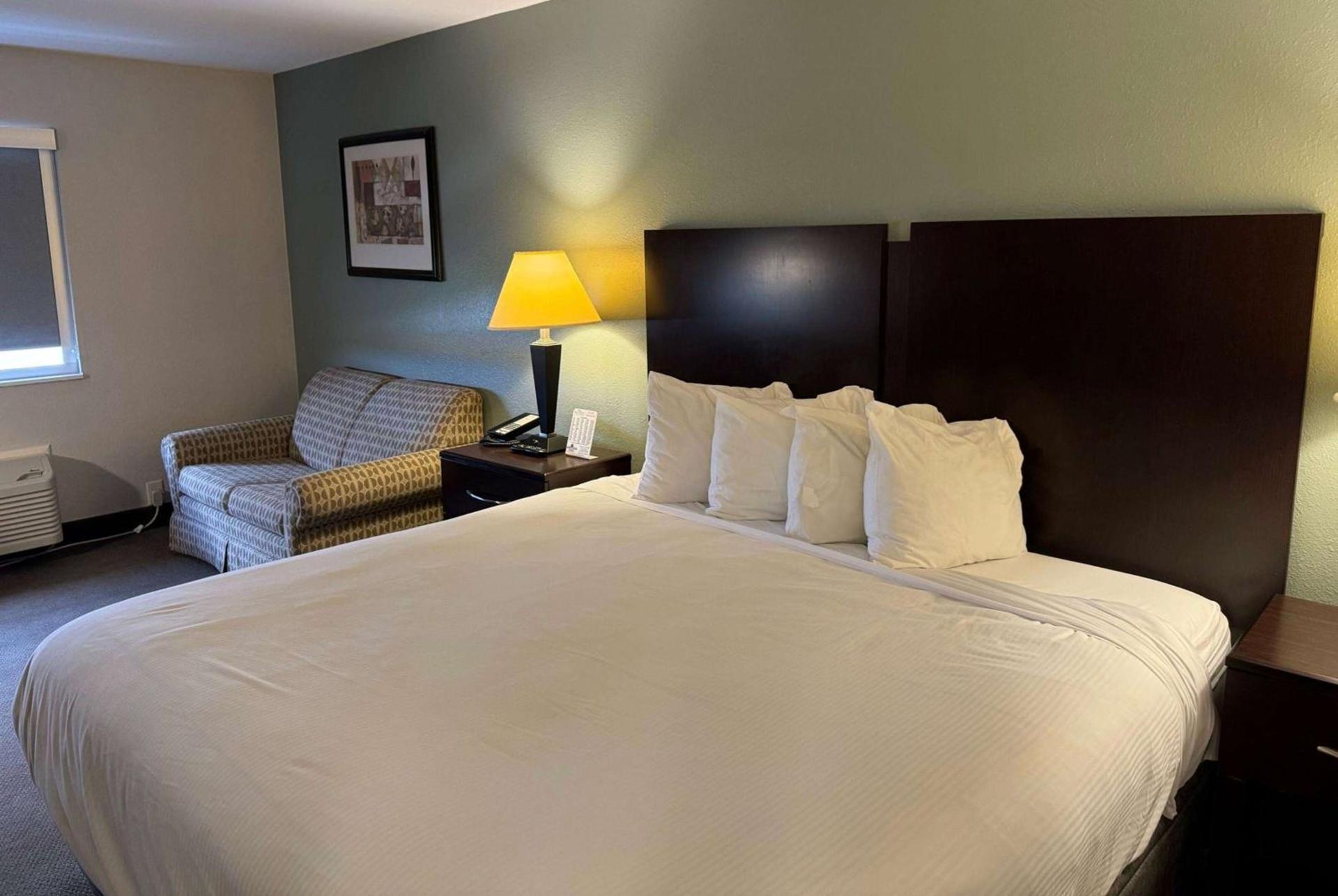 Baymont by Wyndham Tuscola photo 17