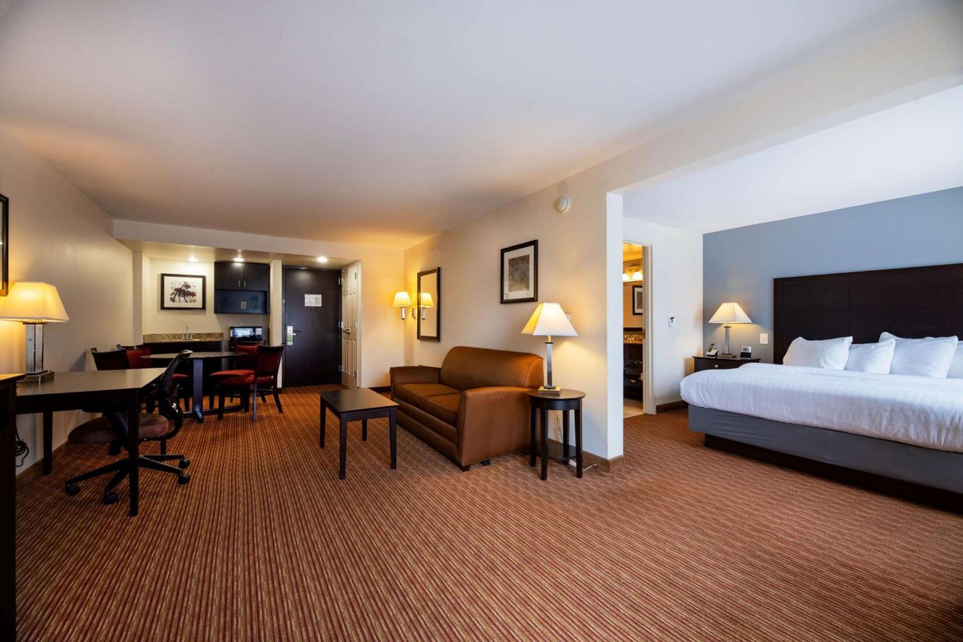 Holiday Inn Express & Suites Raleigh West - Lenovo Center by IHG photo 37