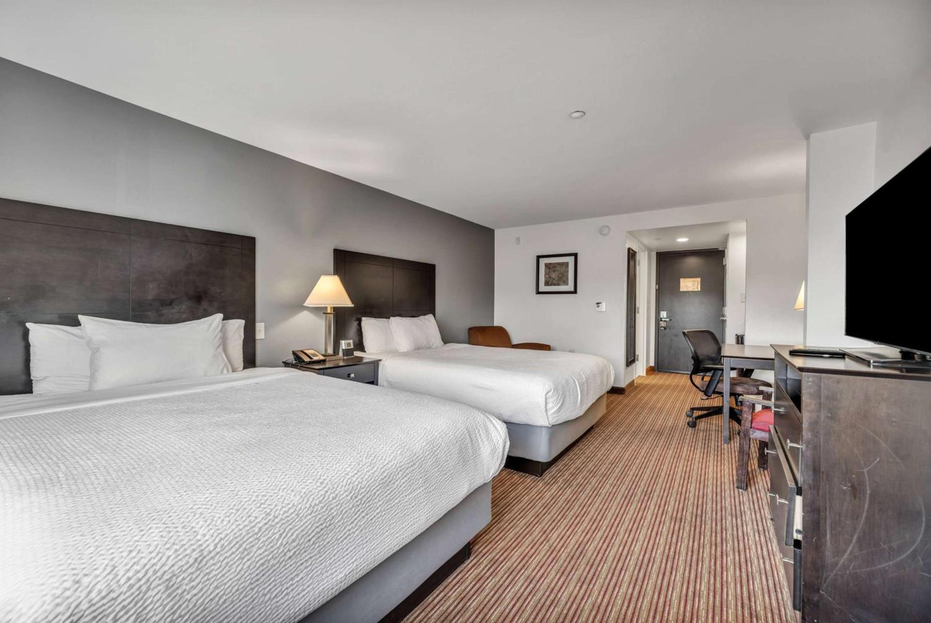 Holiday Inn Express & Suites Raleigh West - Lenovo Center by IHG photo 57