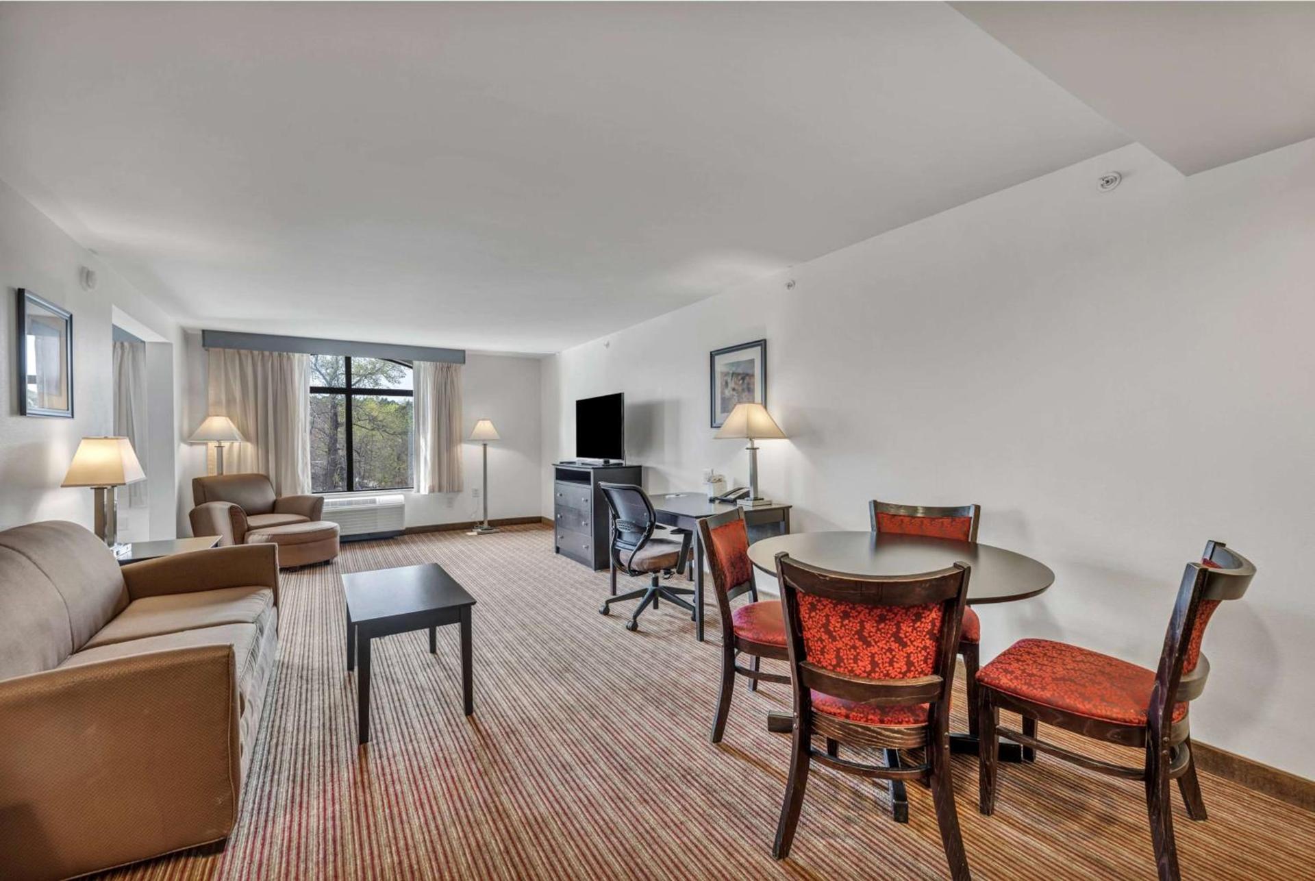 Holiday Inn Express & Suites Raleigh West - Lenovo Center by IHG photo 59