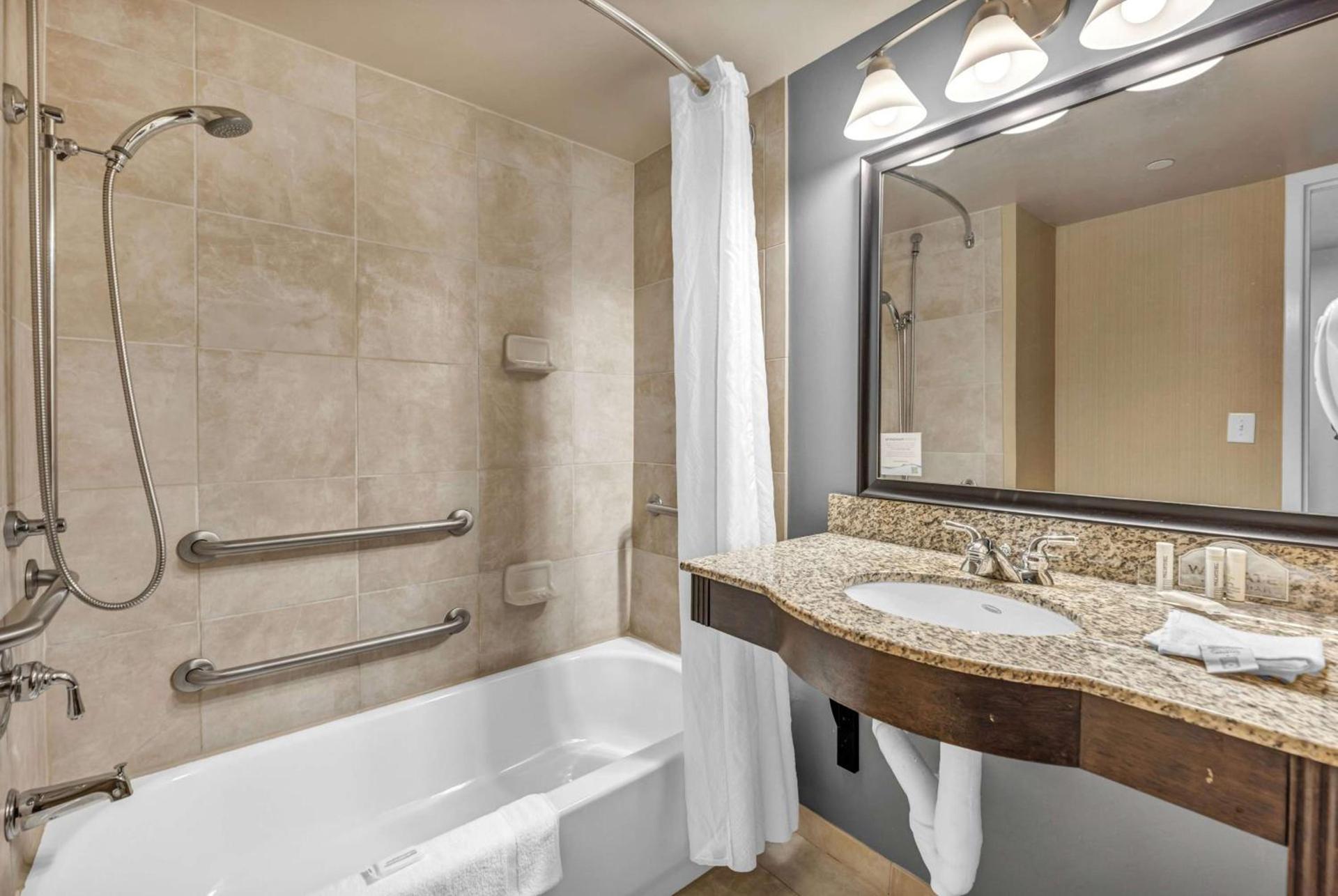 Holiday Inn Express & Suites Raleigh West - Lenovo Center by IHG photo 73