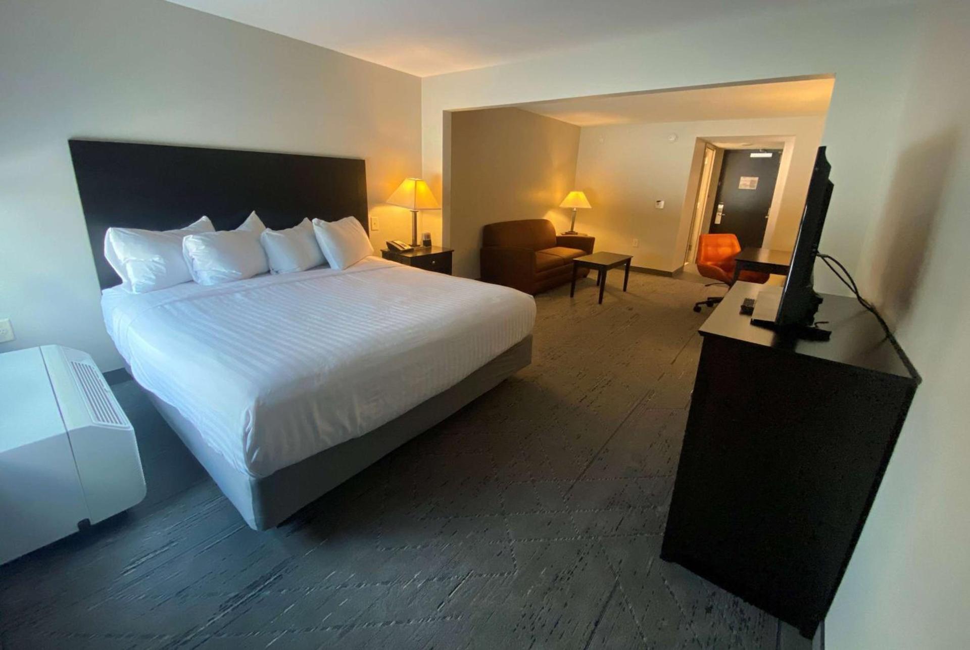 Holiday Inn Express & Suites Raleigh West - Lenovo Center by IHG photo 88