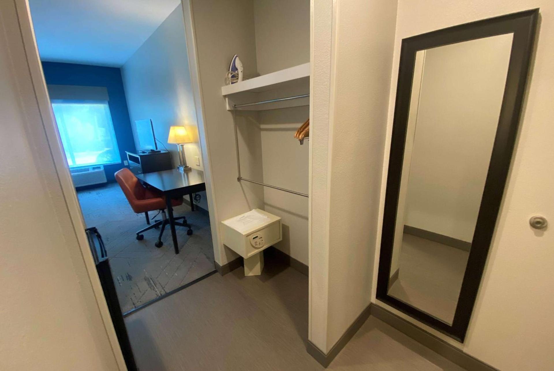 Holiday Inn Express & Suites Raleigh West - Lenovo Center by IHG photo 94