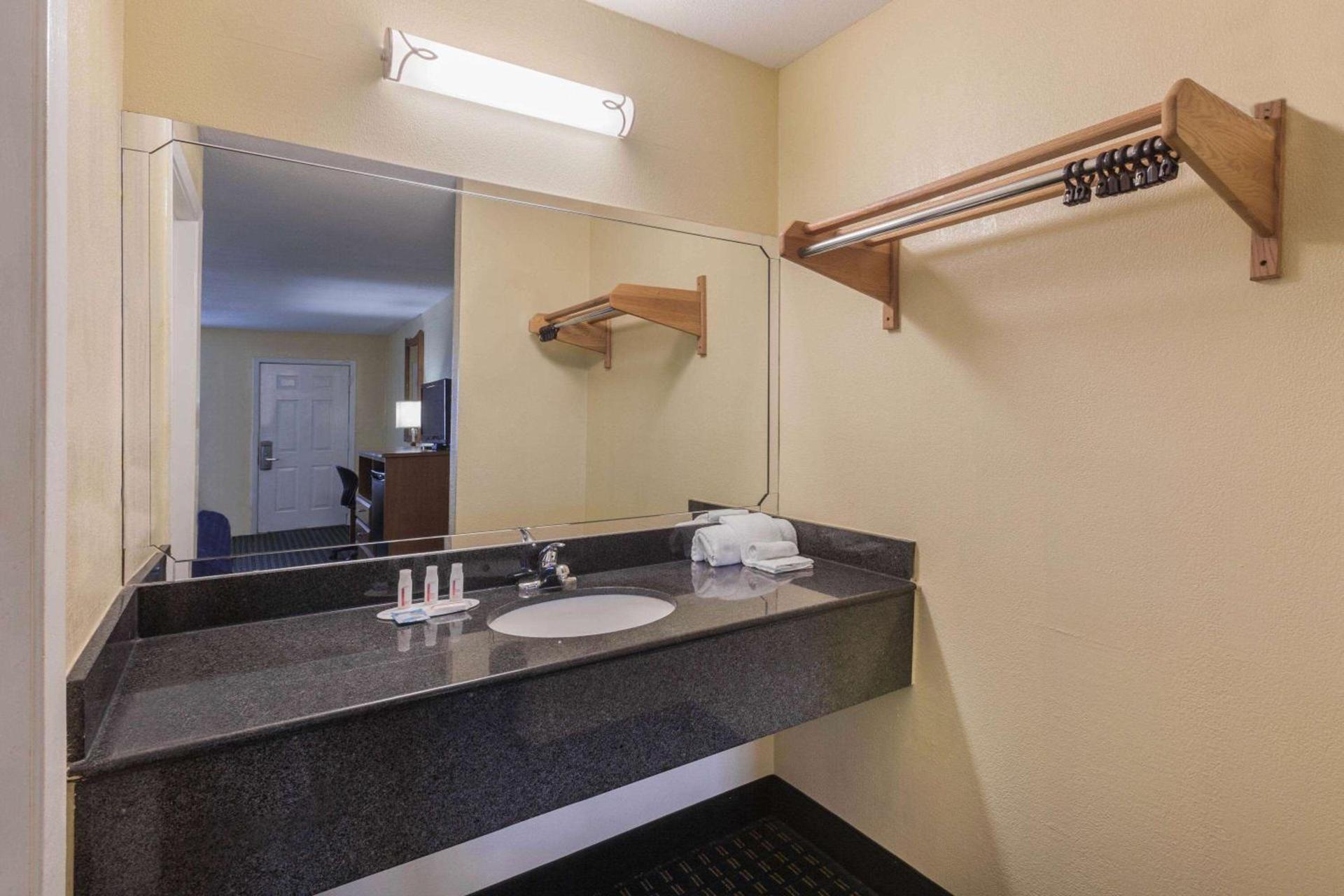 Days Inn by Wyndham Natchitoches photo 9