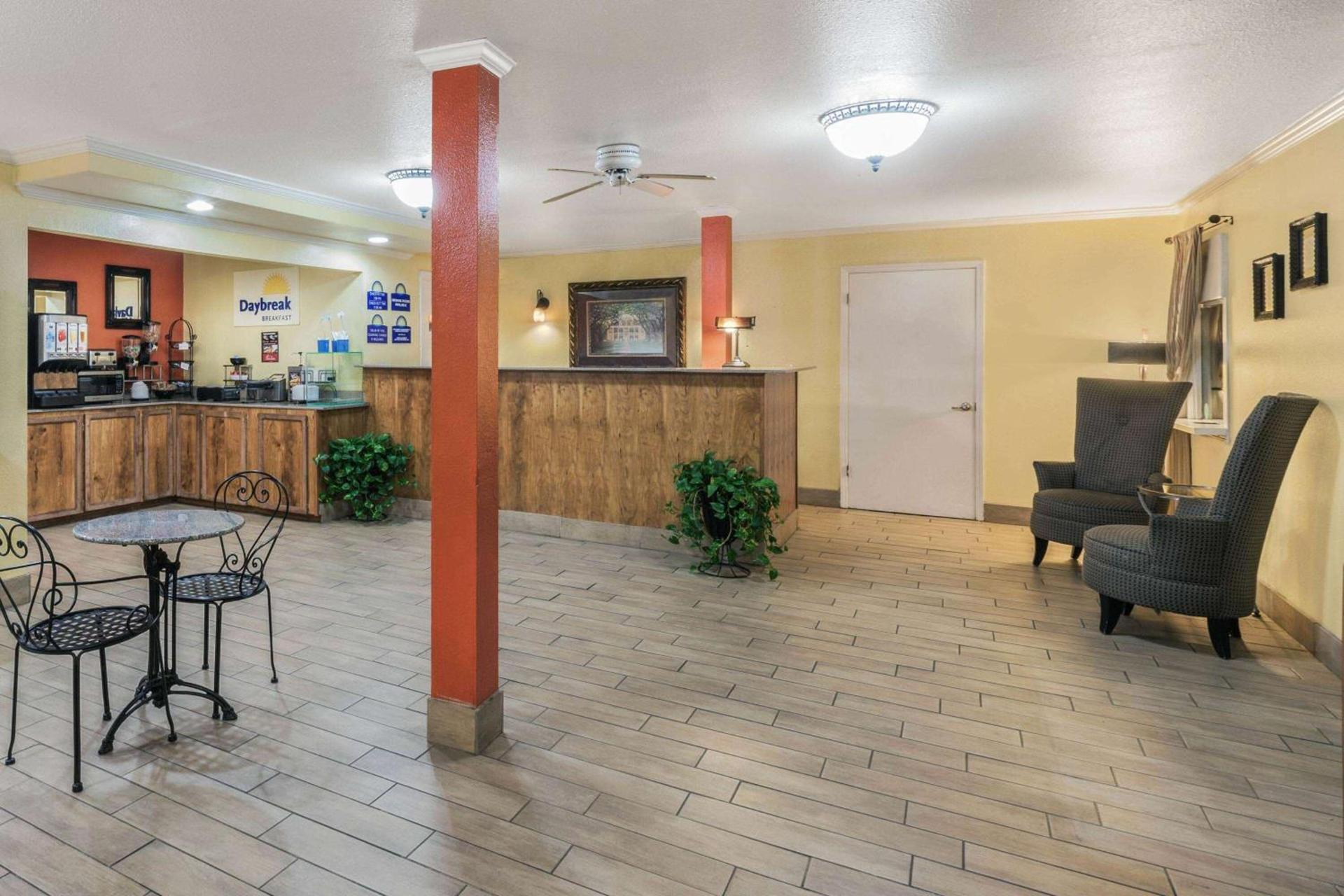 Days Inn by Wyndham Natchitoches photo 2
