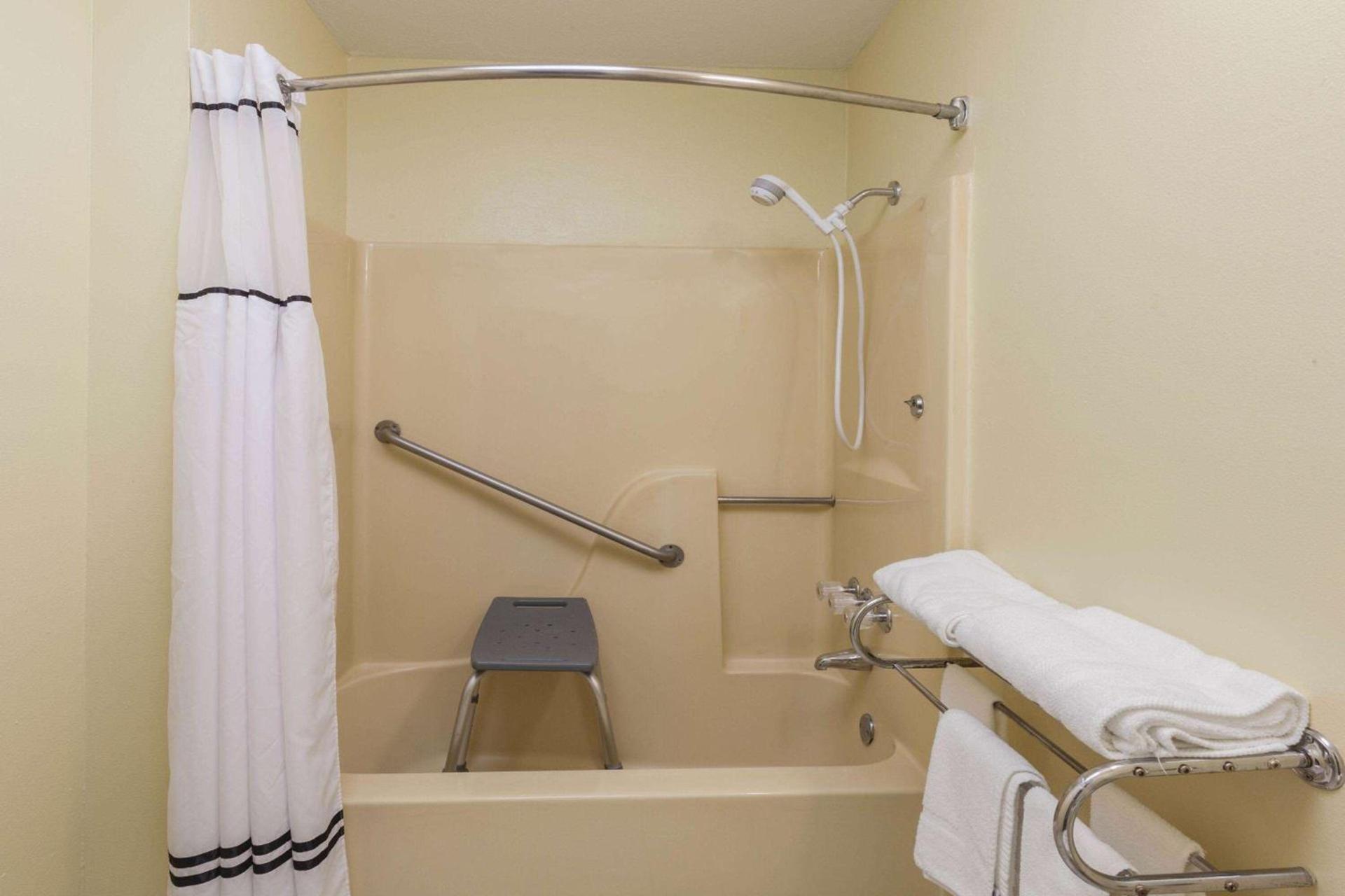 Days Inn by Wyndham Natchitoches photo 10