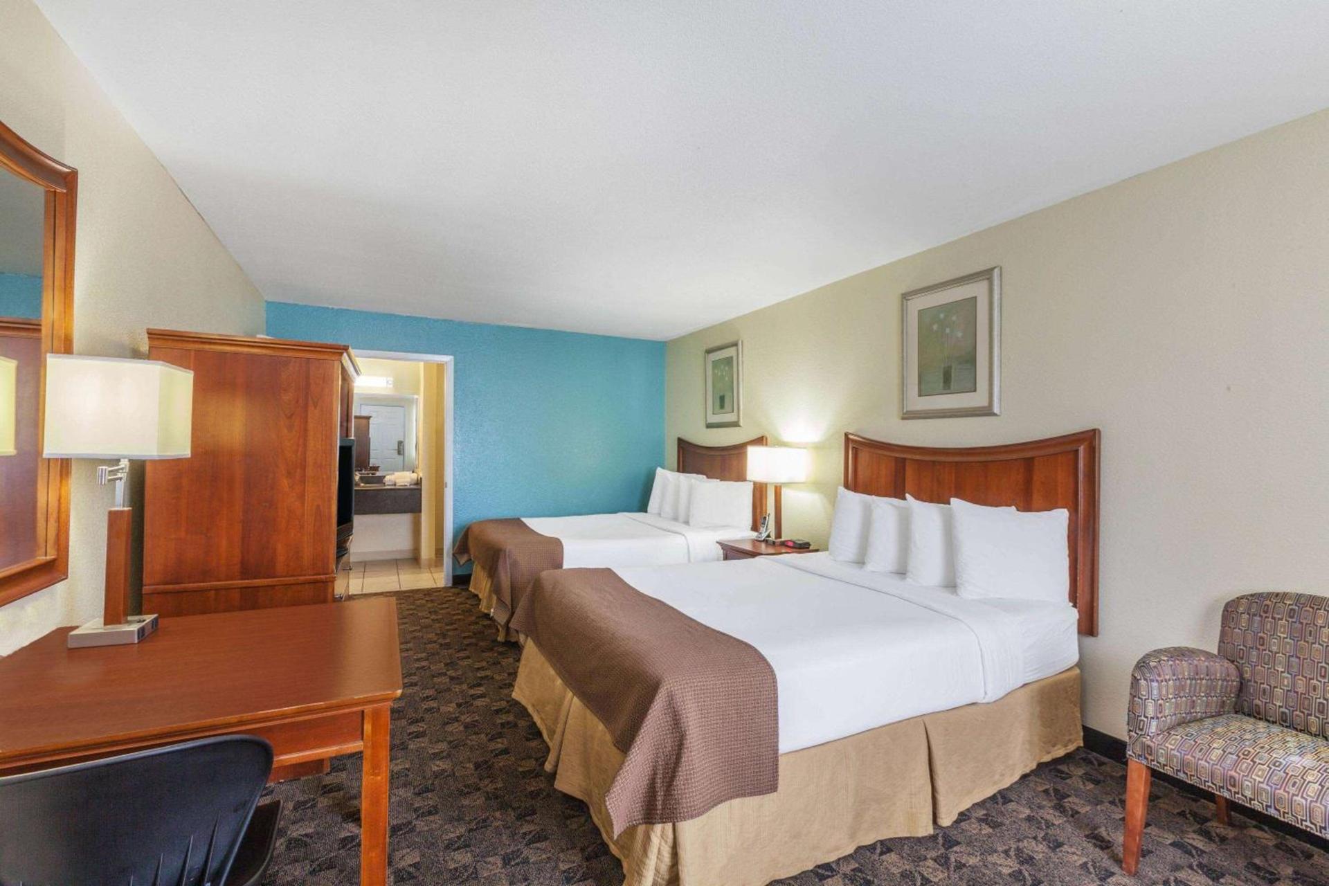 Days Inn by Wyndham Natchitoches photo 12