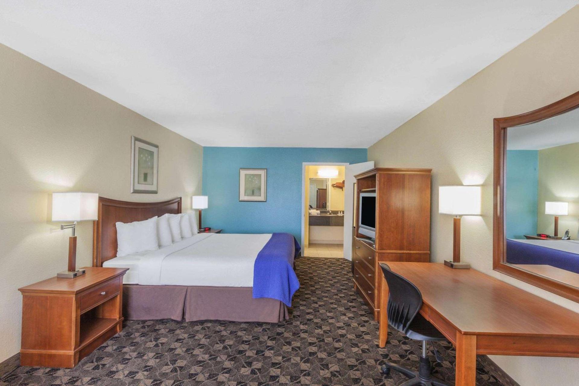 Days Inn by Wyndham Natchitoches photo 11