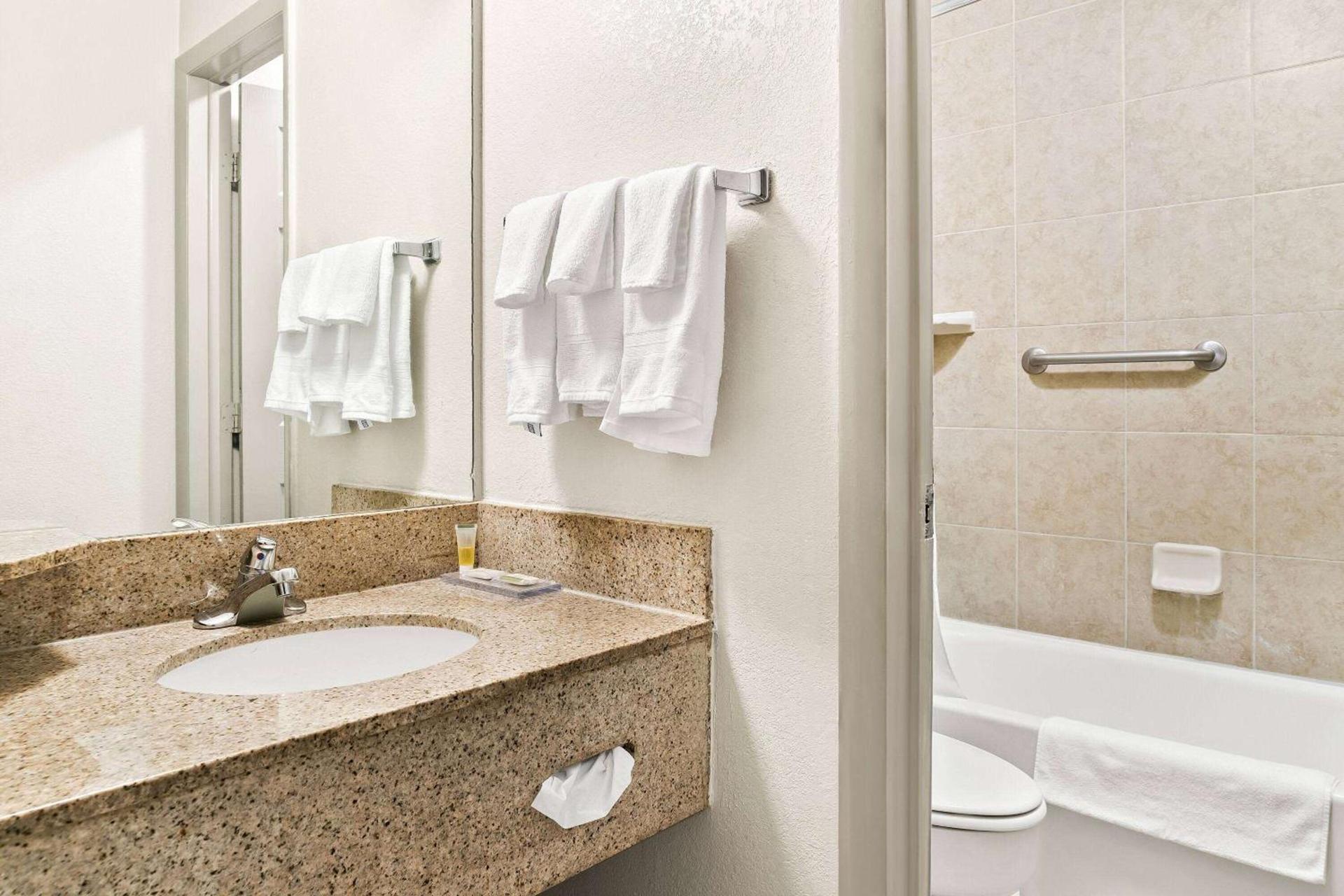 Days Inn & Suites by Wyndham Warren photo 16