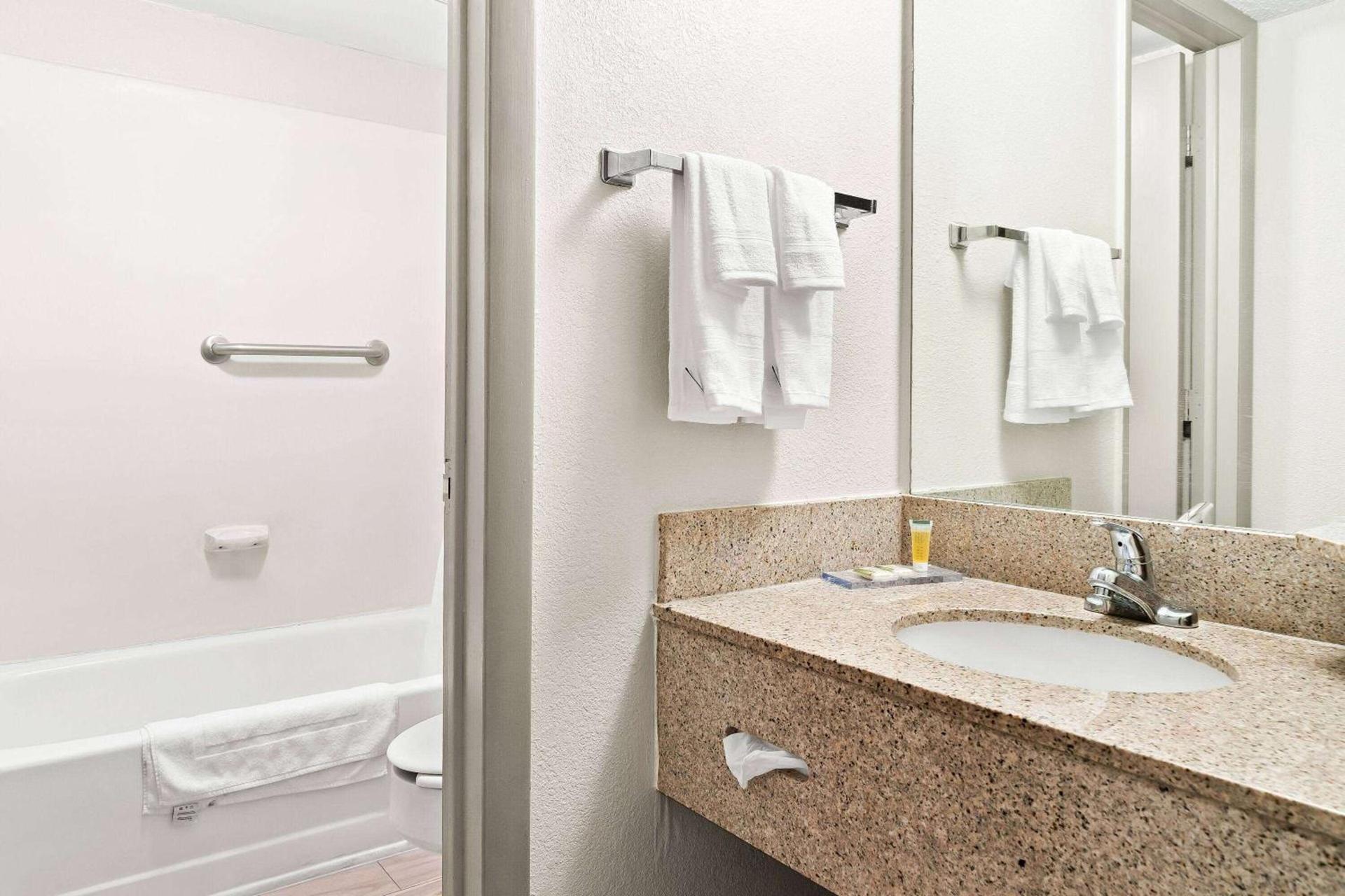 Days Inn & Suites by Wyndham Warren photo 36