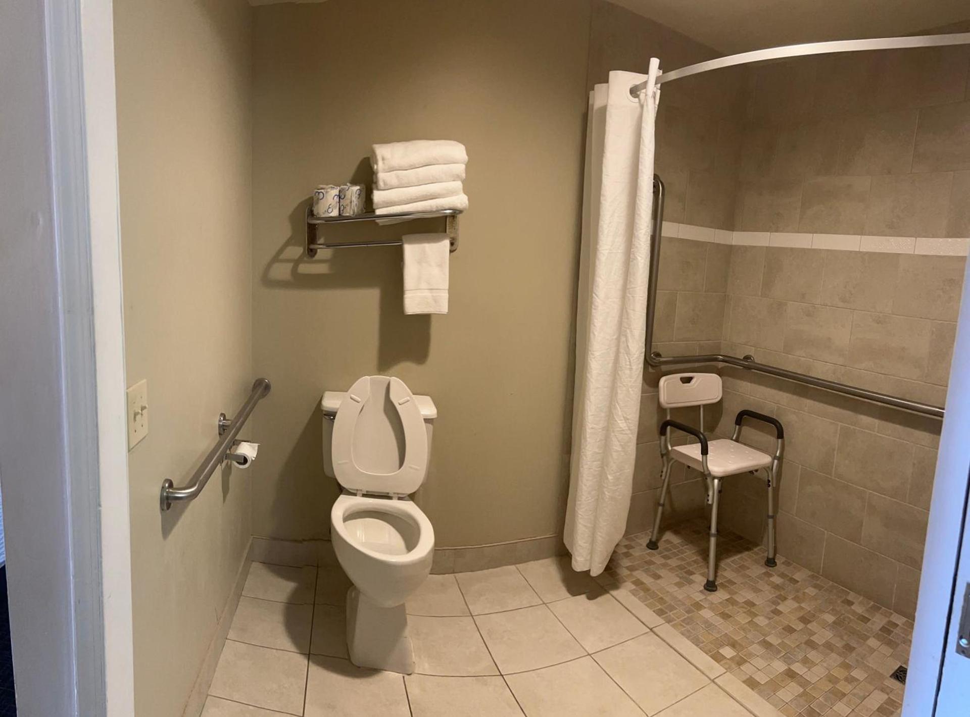 Days Inn by Wyndham Virginia Beach At The Beach photo 11