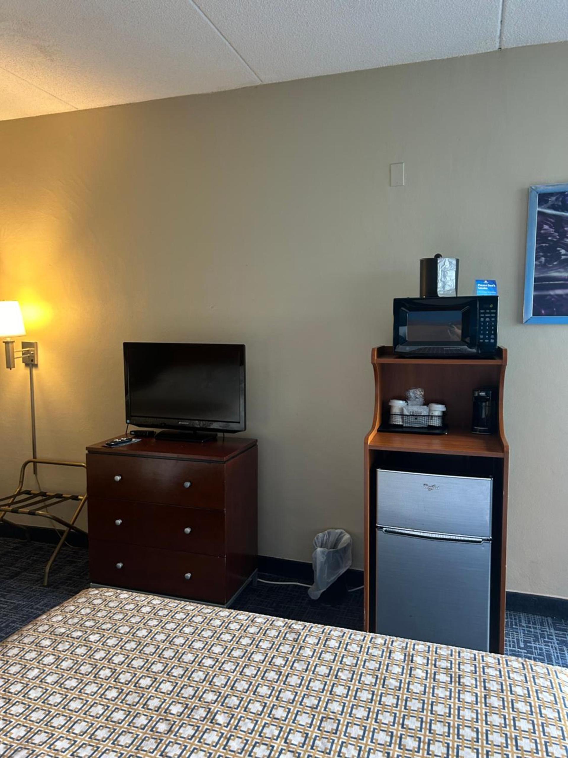 Days Inn by Wyndham Virginia Beach At The Beach photo 10