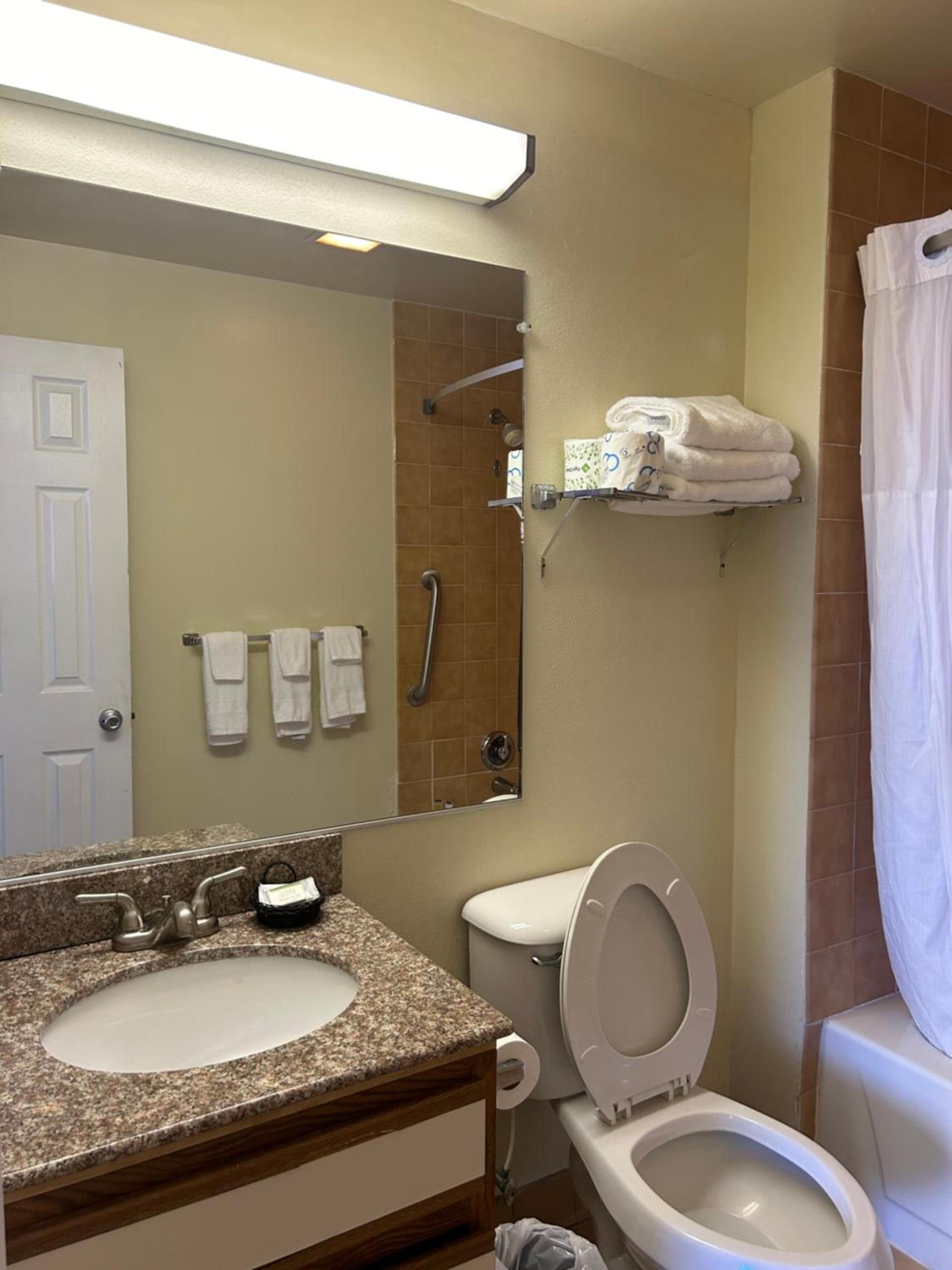 Days Inn by Wyndham Virginia Beach At The Beach photo 14