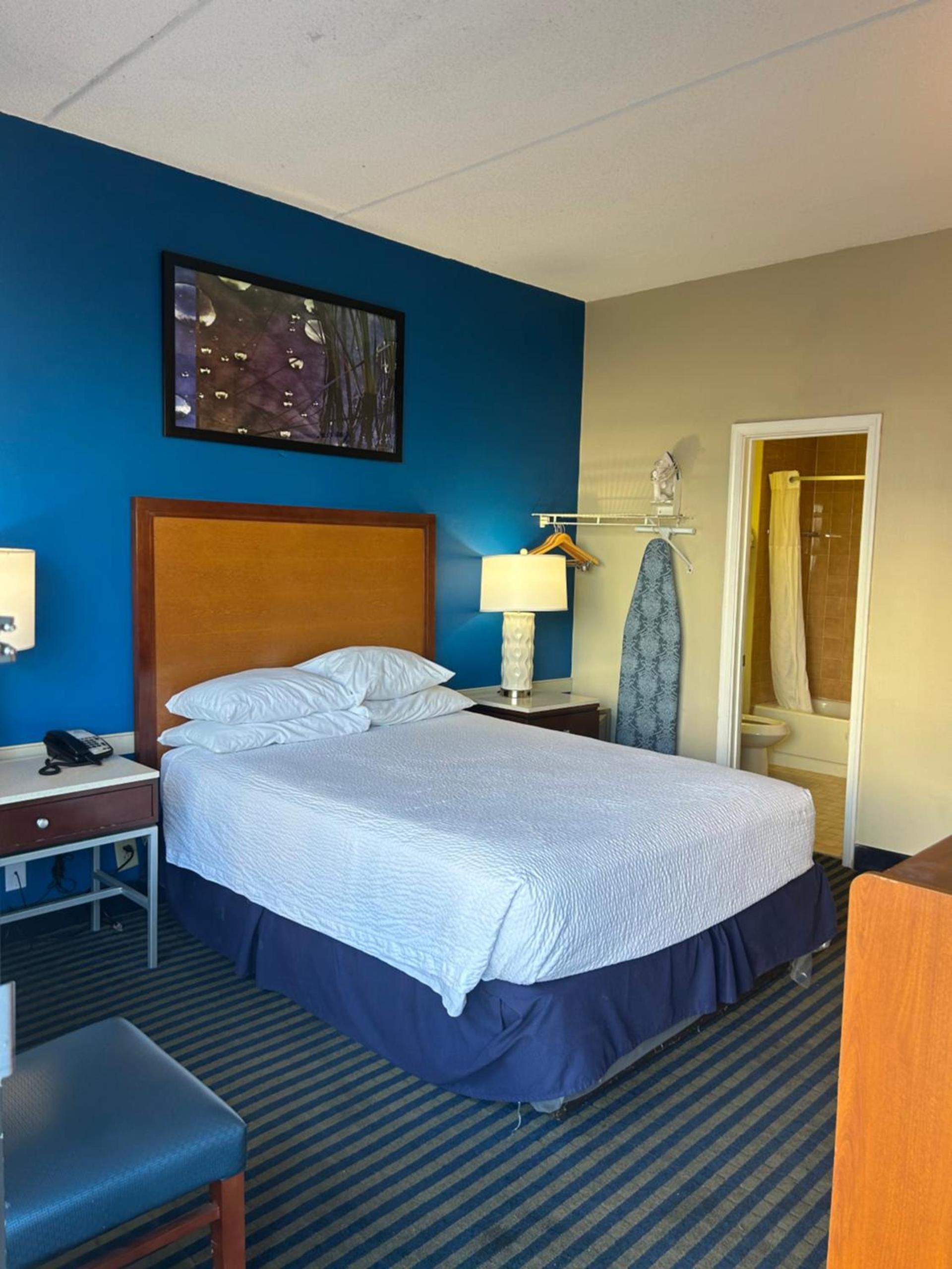 Days Inn by Wyndham Virginia Beach At The Beach photo 13