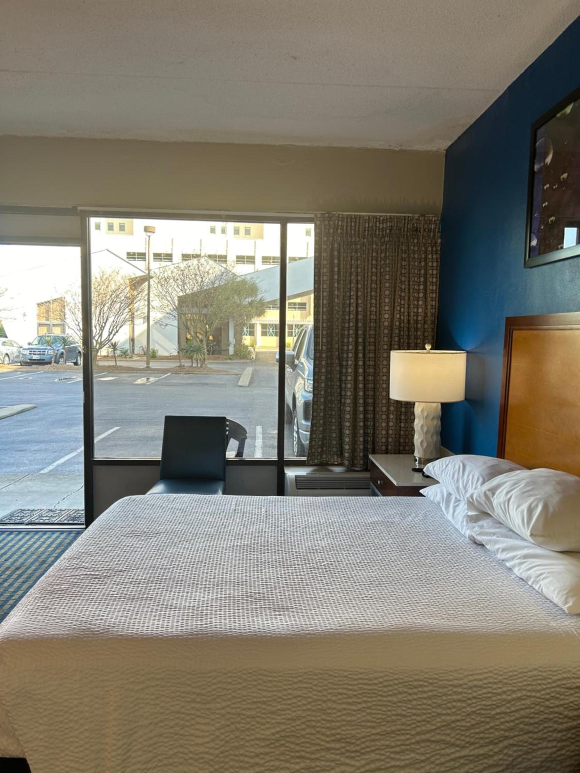 Days Inn by Wyndham Virginia Beach At The Beach photo 12