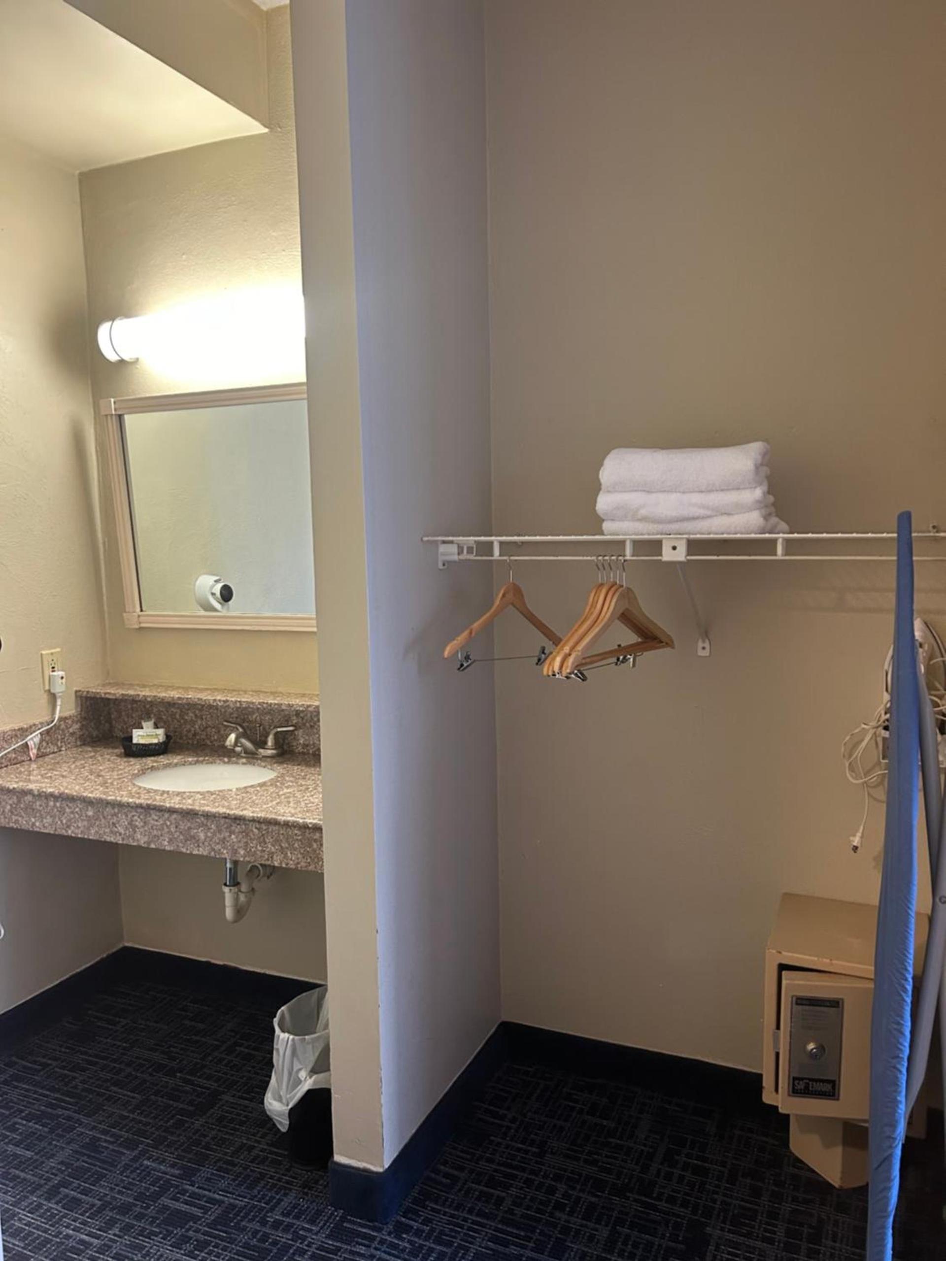 Days Inn by Wyndham Virginia Beach At The Beach photo 17