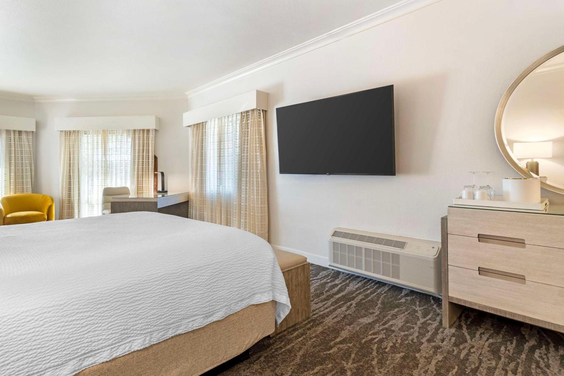 Best Western Plus Novato Oaks Inn photo 19