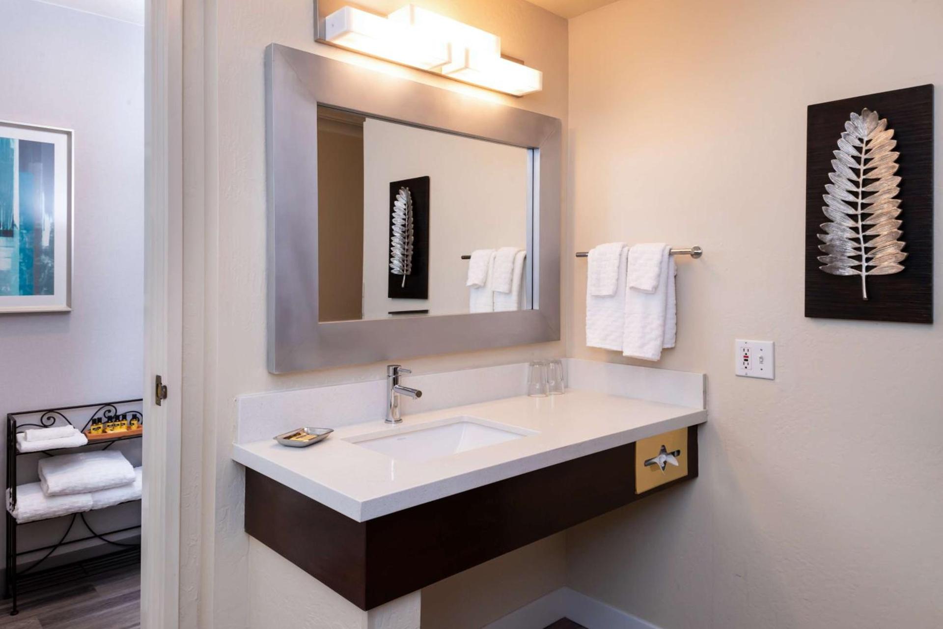 Best Western Plus Novato Oaks Inn photo 28