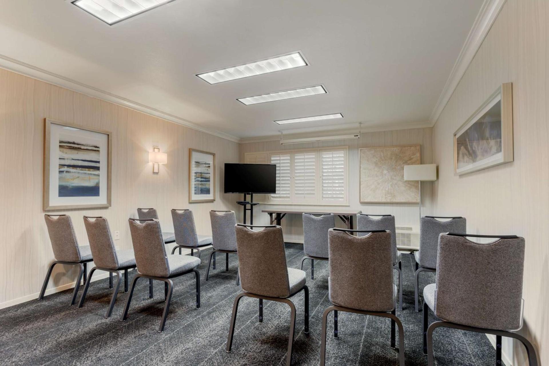 Best Western Plus Novato Oaks Inn photo 35