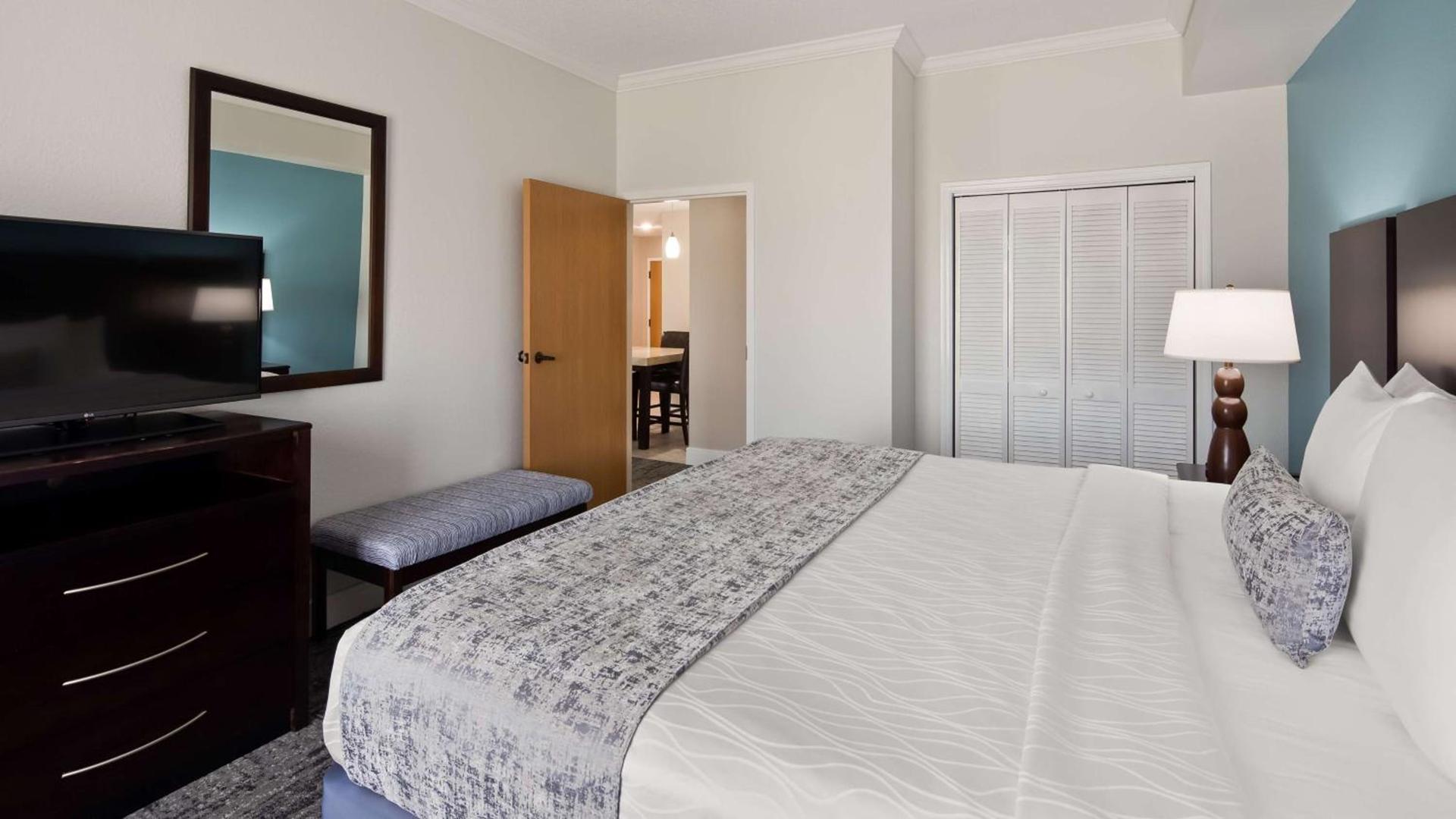 Best Western Plus Ambassador Suites photo 9