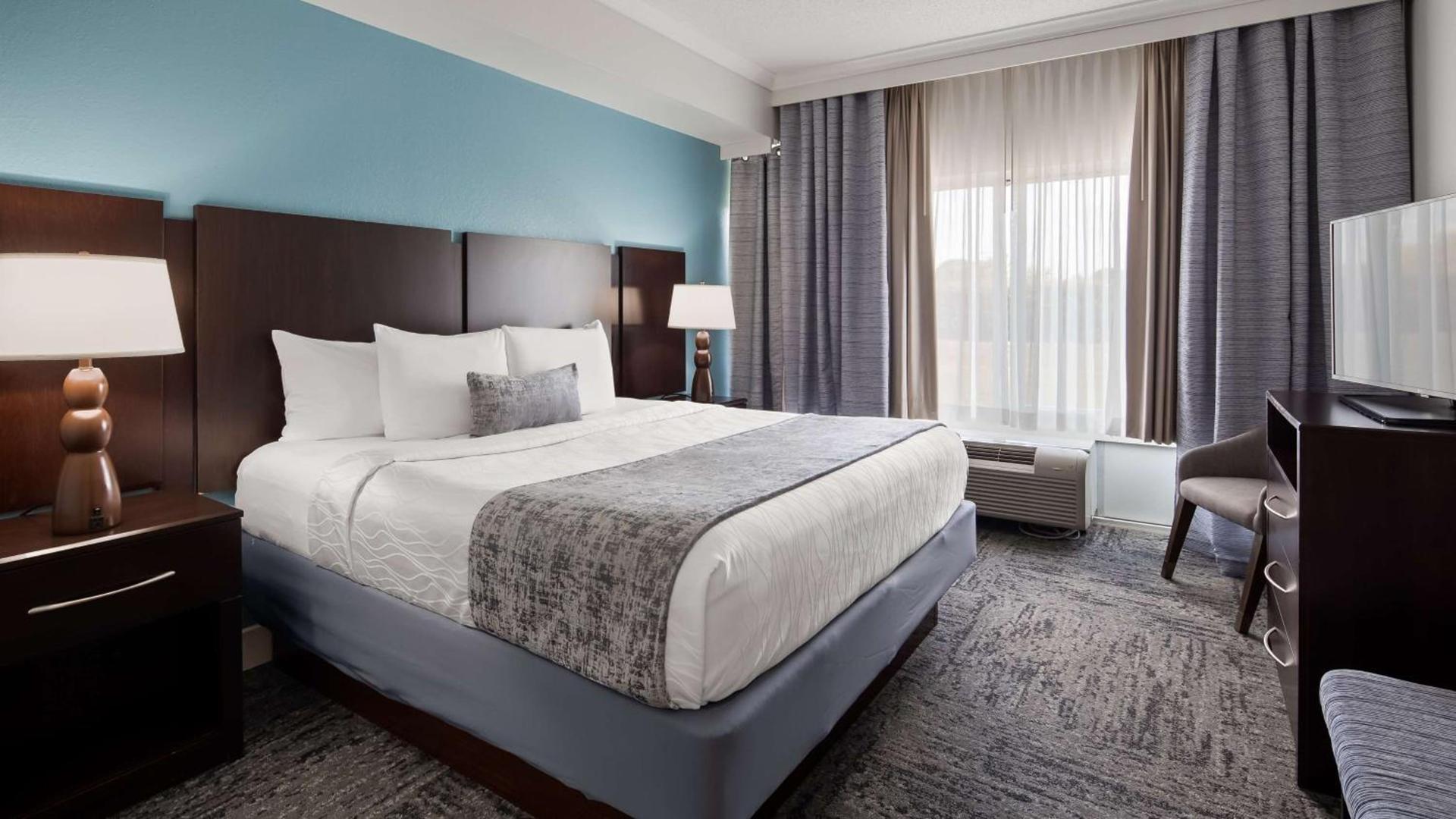 Best Western Plus Ambassador Suites photo 8