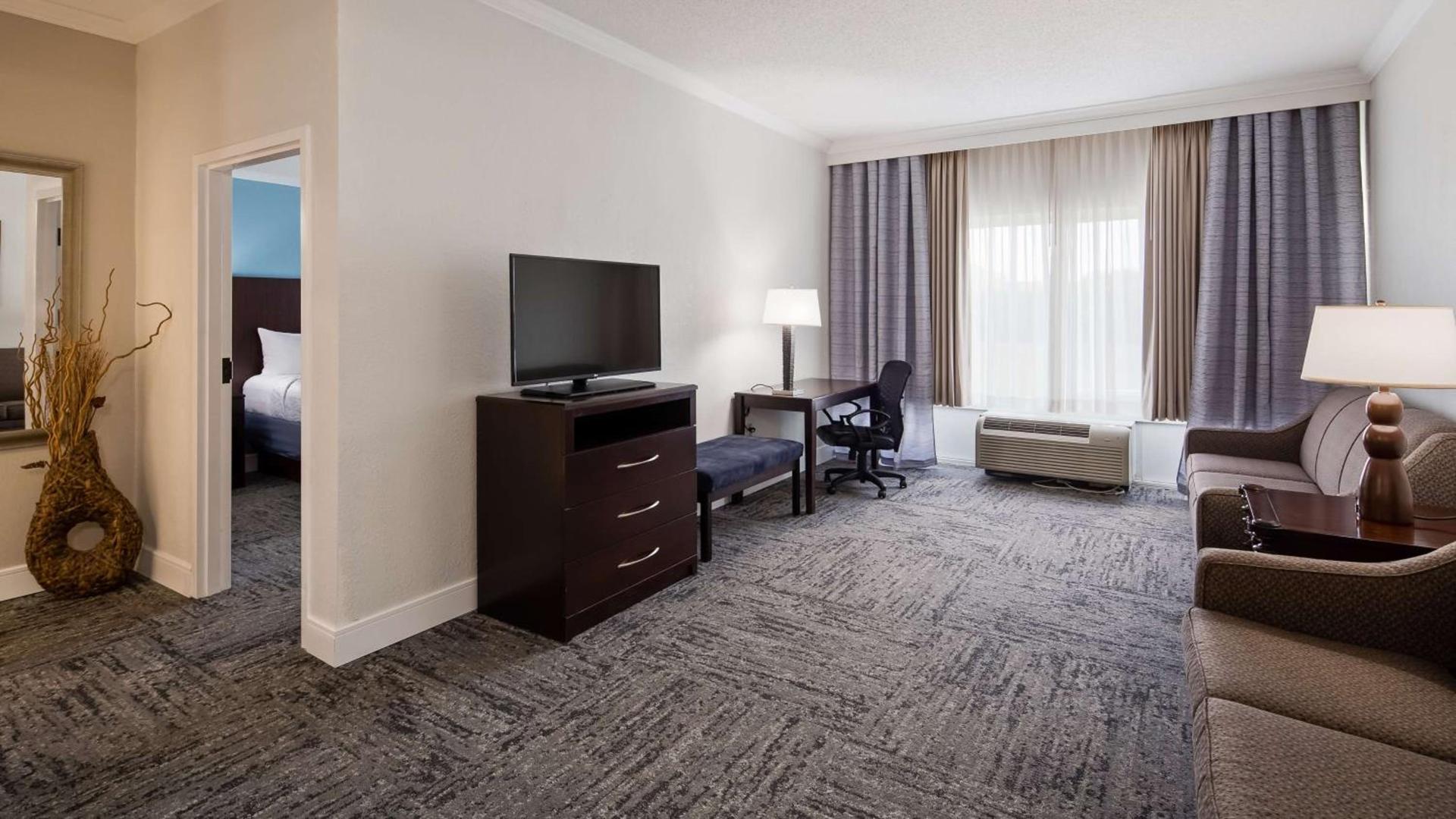 Best Western Plus Ambassador Suites photo 10