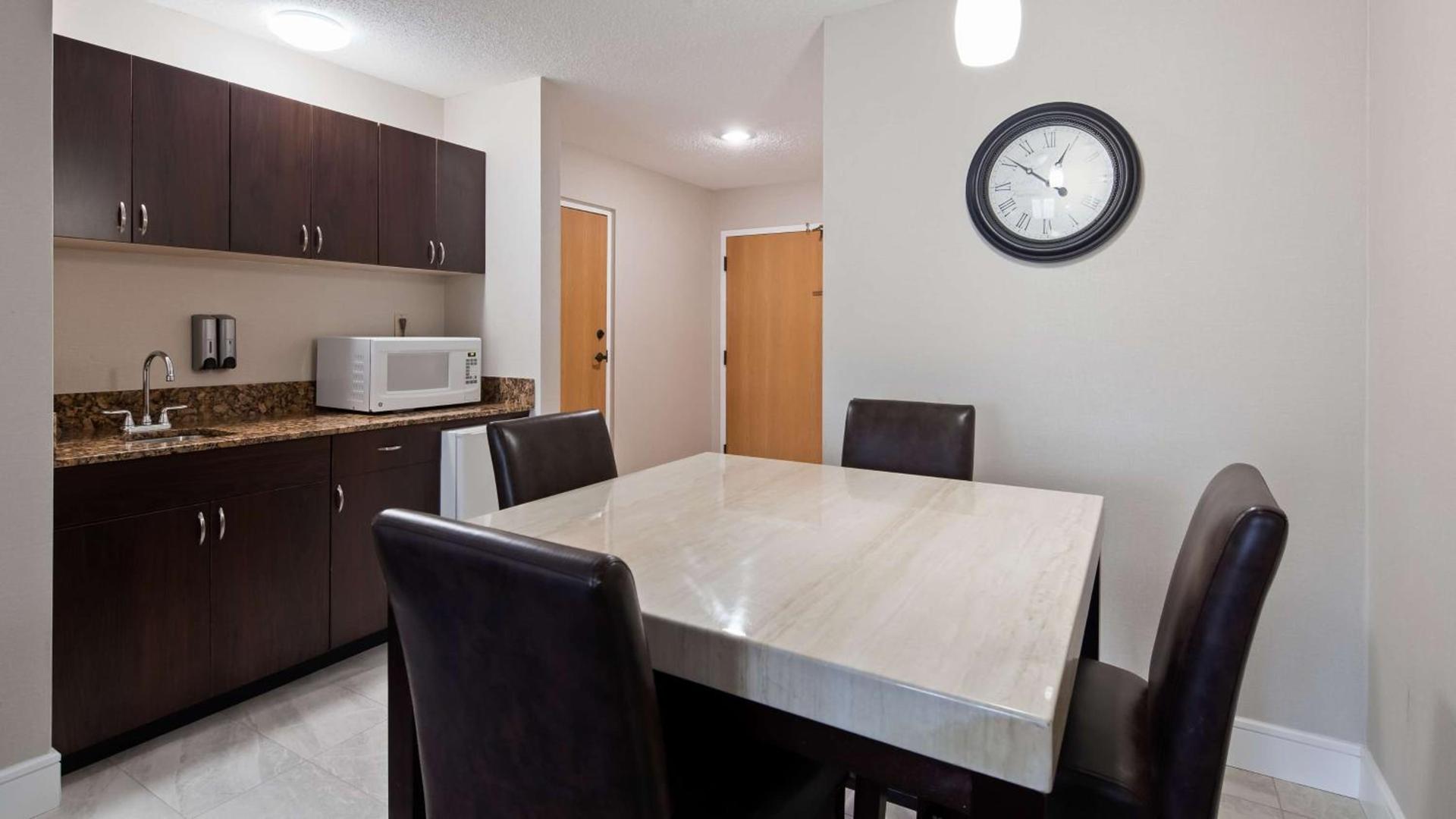 Best Western Plus Ambassador Suites photo 11